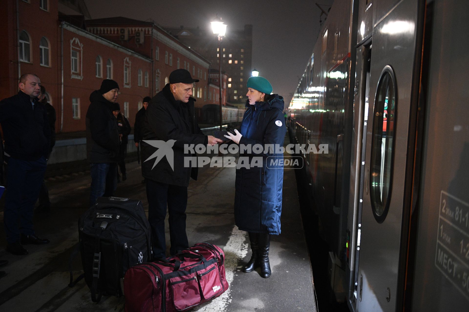 Москва. Пассажиры перед пасадкой в поезд  `Таврия`, следующего по маршруту Москва-Симферополь через Крымский мост, перед отправлением с Казанского вокзала.