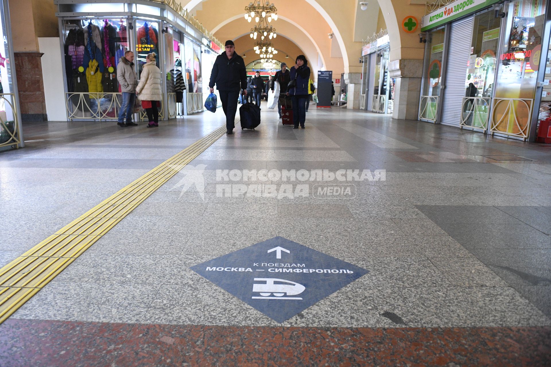 Москва. Указатель к пассажирским поездам Москва-Симферополь на Казанском вокзале.