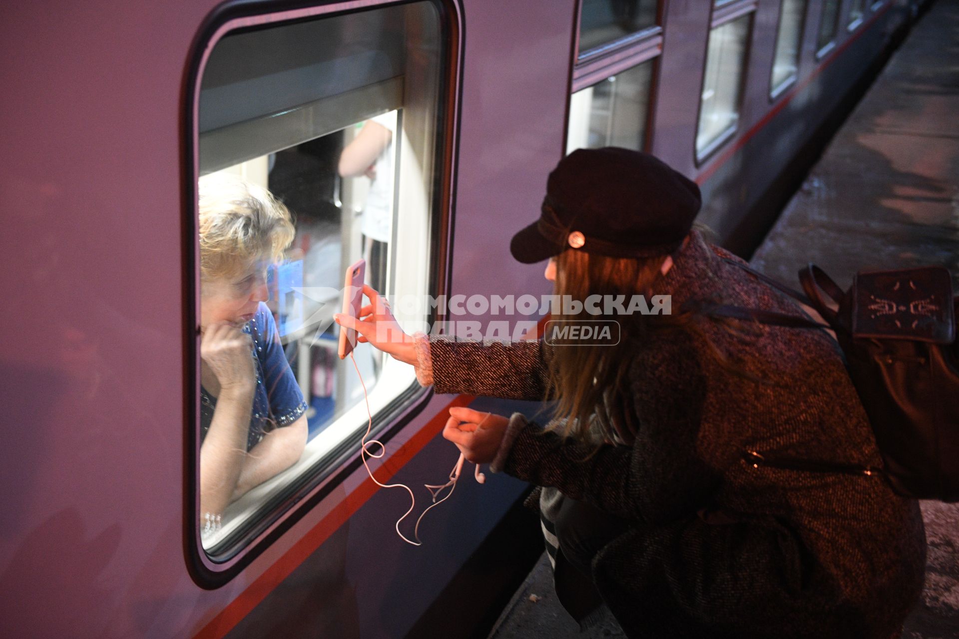 Москва. Пассажиры в поезде `Таврия`, следующего по маршруту Москва-Симферополь через Крымский мост, перед отправлением с Казанского вокзала.