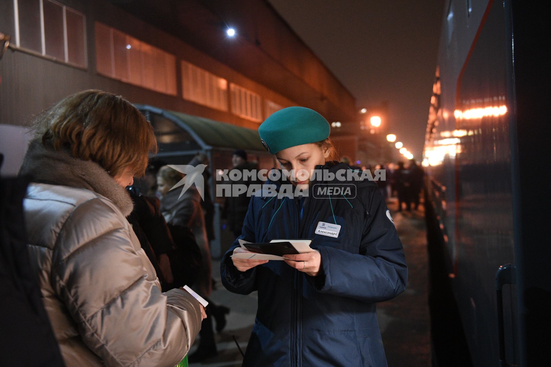 Москва. Пассажиры перед пасадкой в поезд  `Таврия`, следующего по маршруту Москва-Симферополь через Крымский мост, перед отправлением с Казанского вокзала.