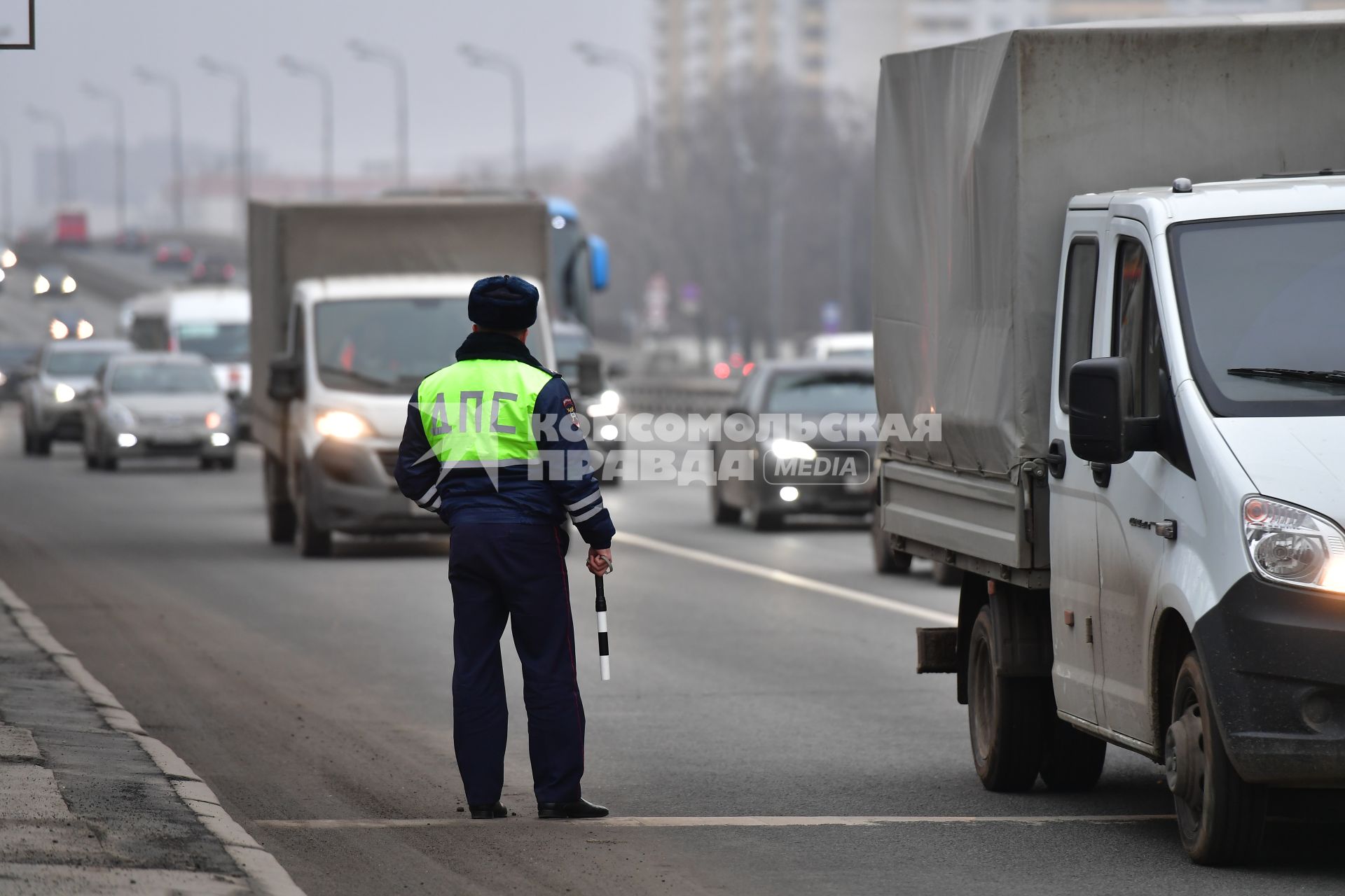 Москва.   Сотрудник ДПС во время дежурства на дороге.