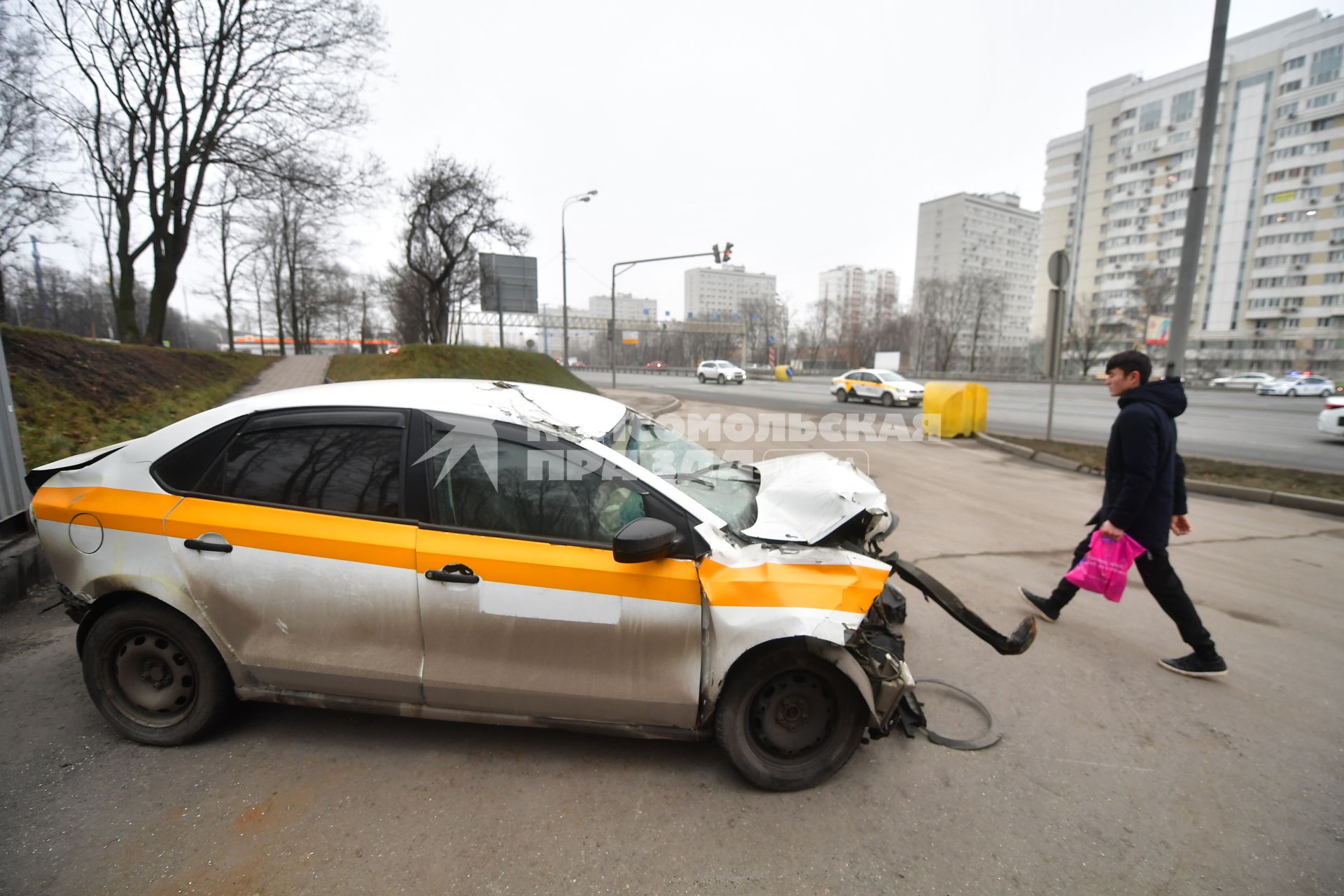 Москва.  ДТП с участием такси на одной из улиц города.