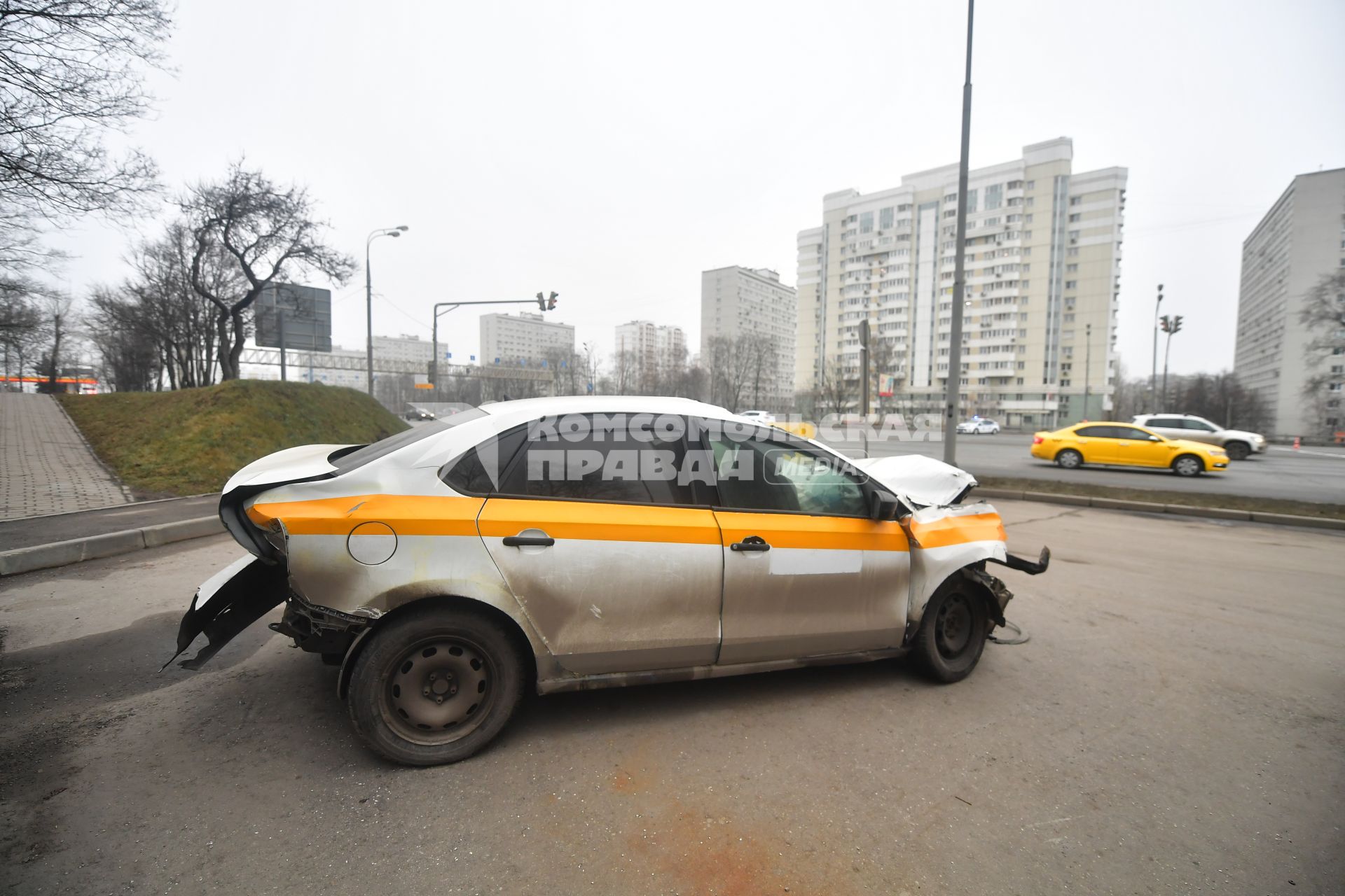 Москва.  ДТП с участием такси на одной из улиц города.