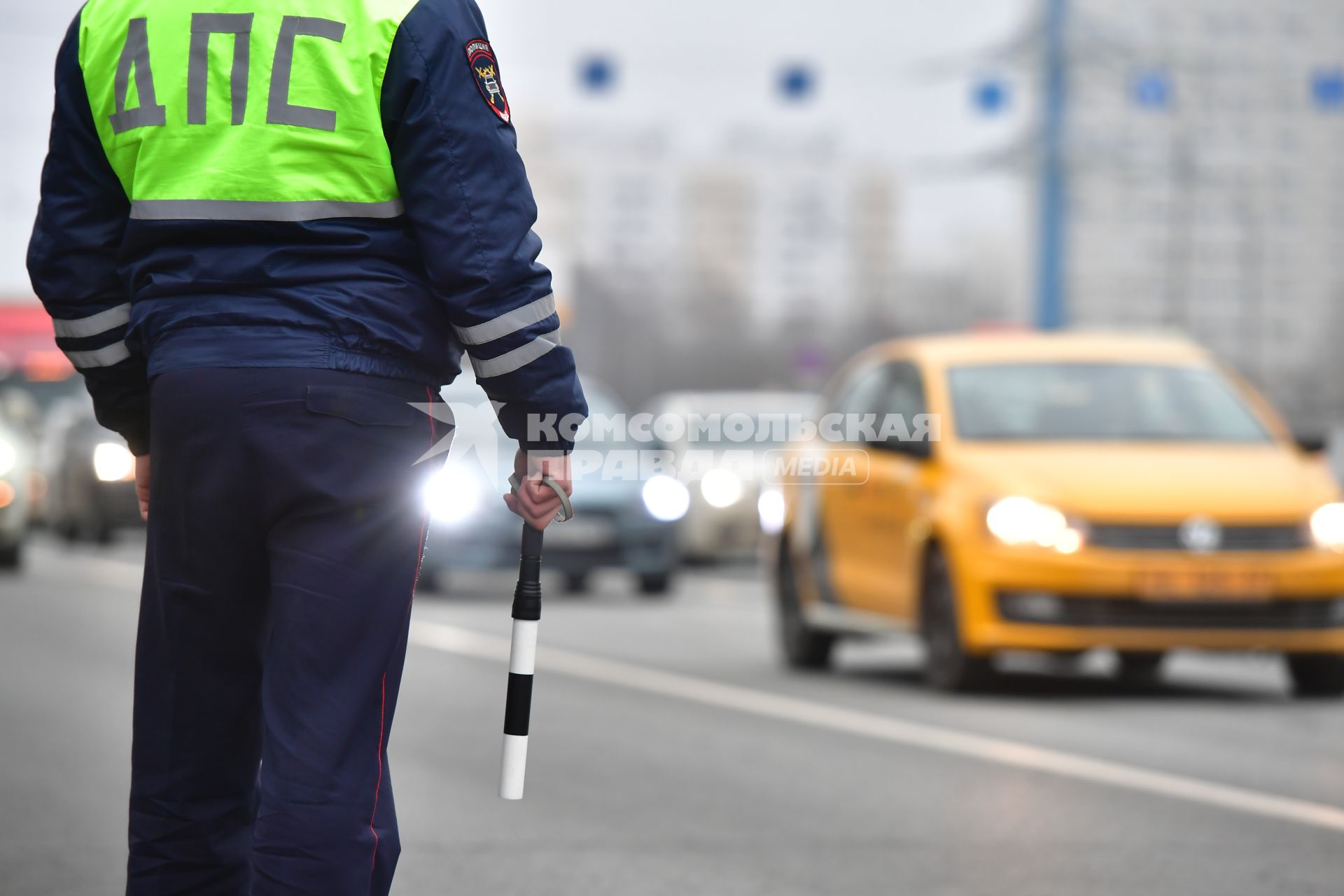 Москва.   Сотрудник ДПС во время дежурства на дороге.