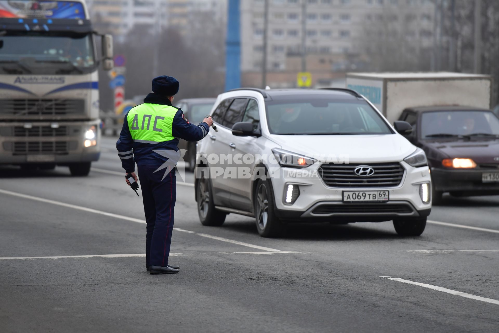 Москва.   Сотрудник ДПС во время дежурства на дороге.