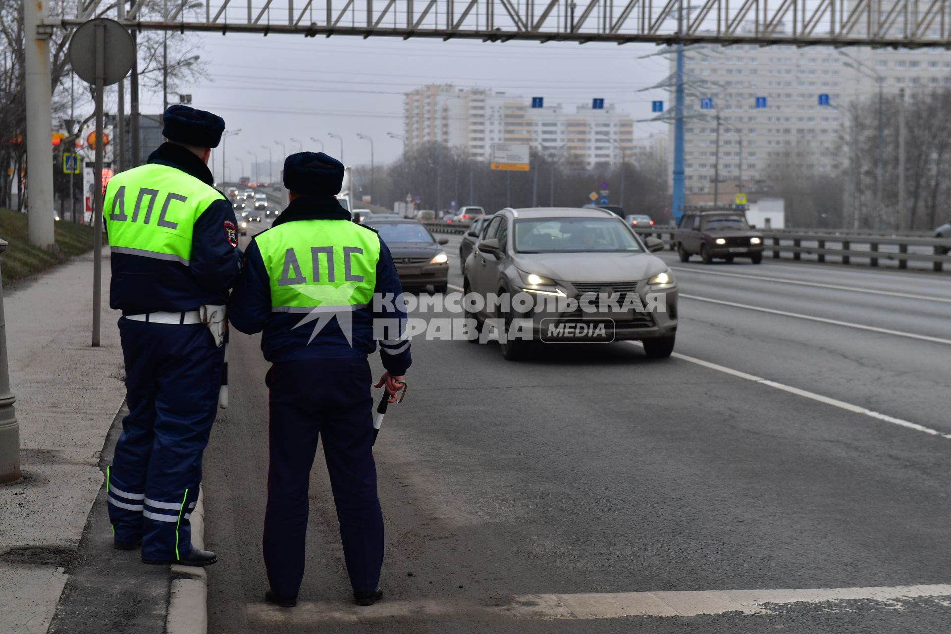 Москва.   Сотрудники ДПС во время дежурства на дороге.