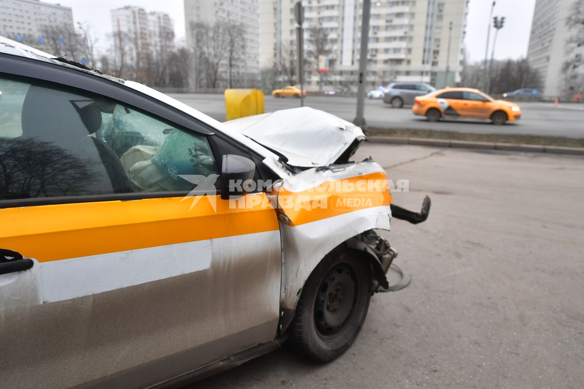 Москва.  ДТП с участием такси на одной из улиц города.