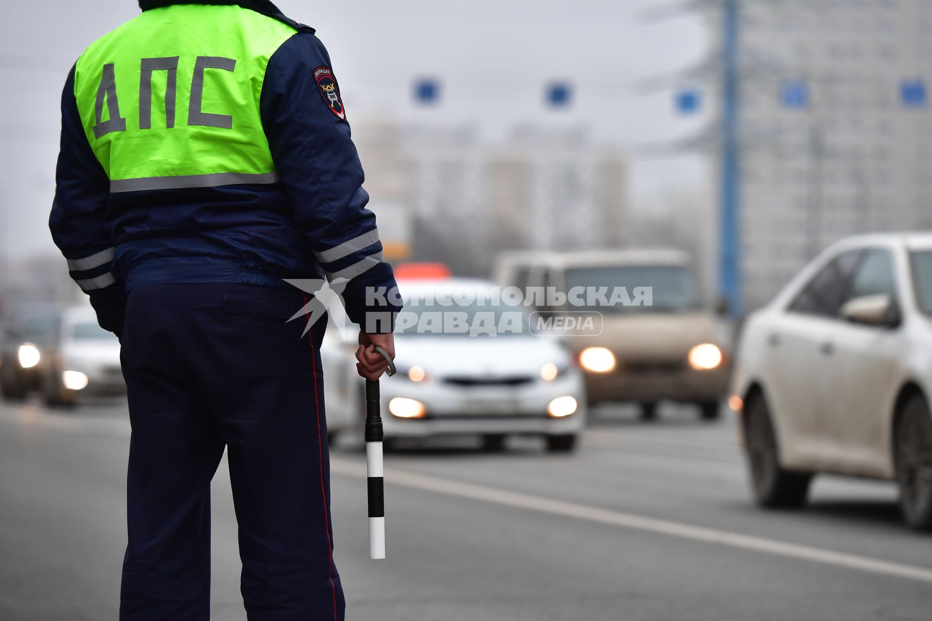 Москва.   Сотрудник ДПС во время дежурства на дороге.