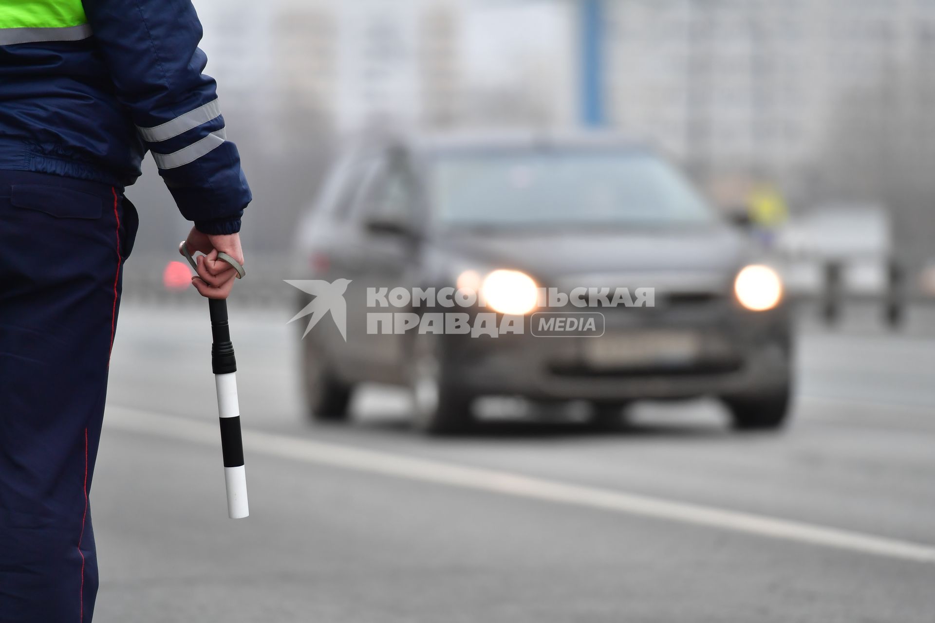 Москва.   Сотрудник ДПС во время дежурства на дороге.