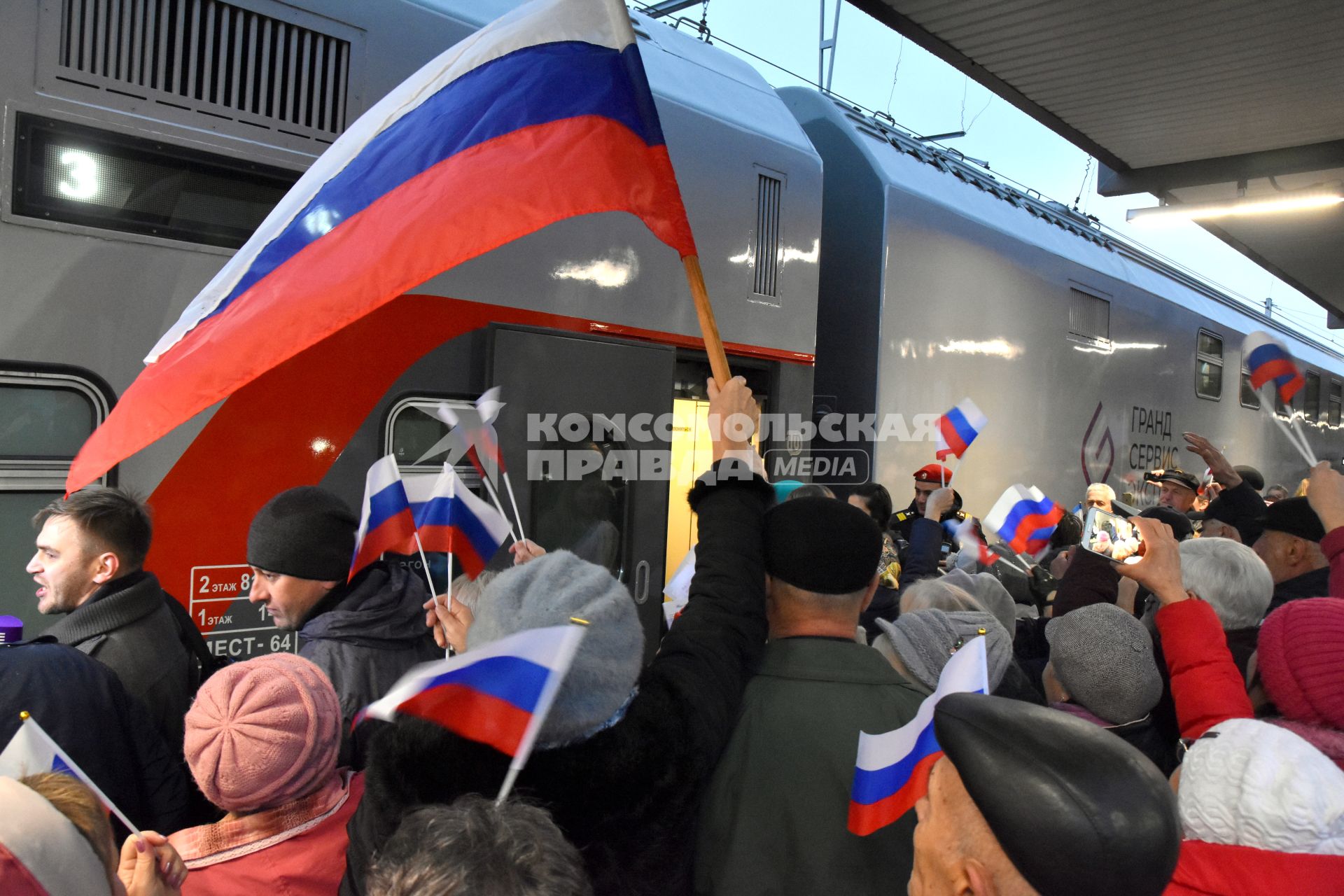 Симферополь. Жители города встречают пассажирский поезд`Таврия`, прибывший из Москвы на железнодорожный вокзал города.