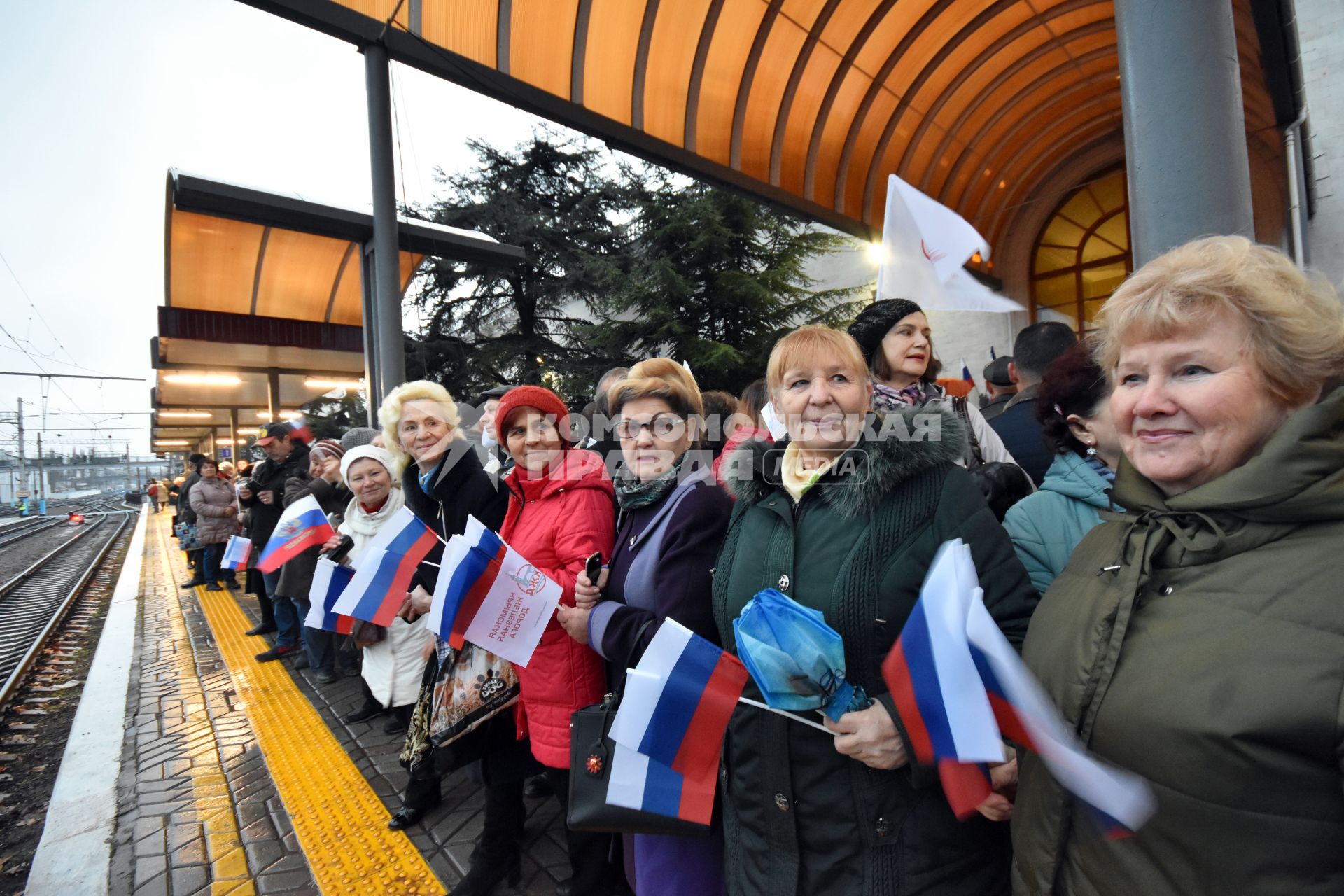 Симферополь. Жители города встречают пассажирский поезд`Таврия`, прибывший из Москвы на железнодорожный вокзал города.