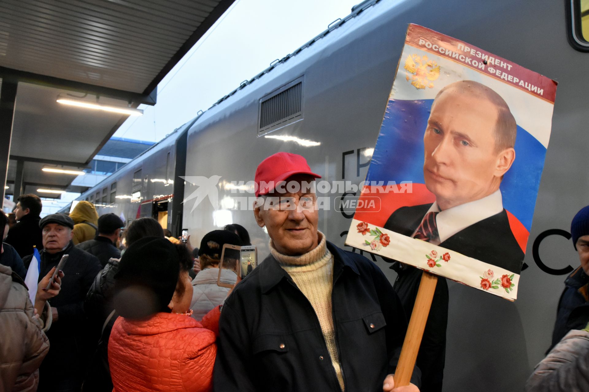 Симферополь. Жители города встречают пассажирский поезд`Таврия`, прибывший из Москвы на железнодорожный вокзал города.