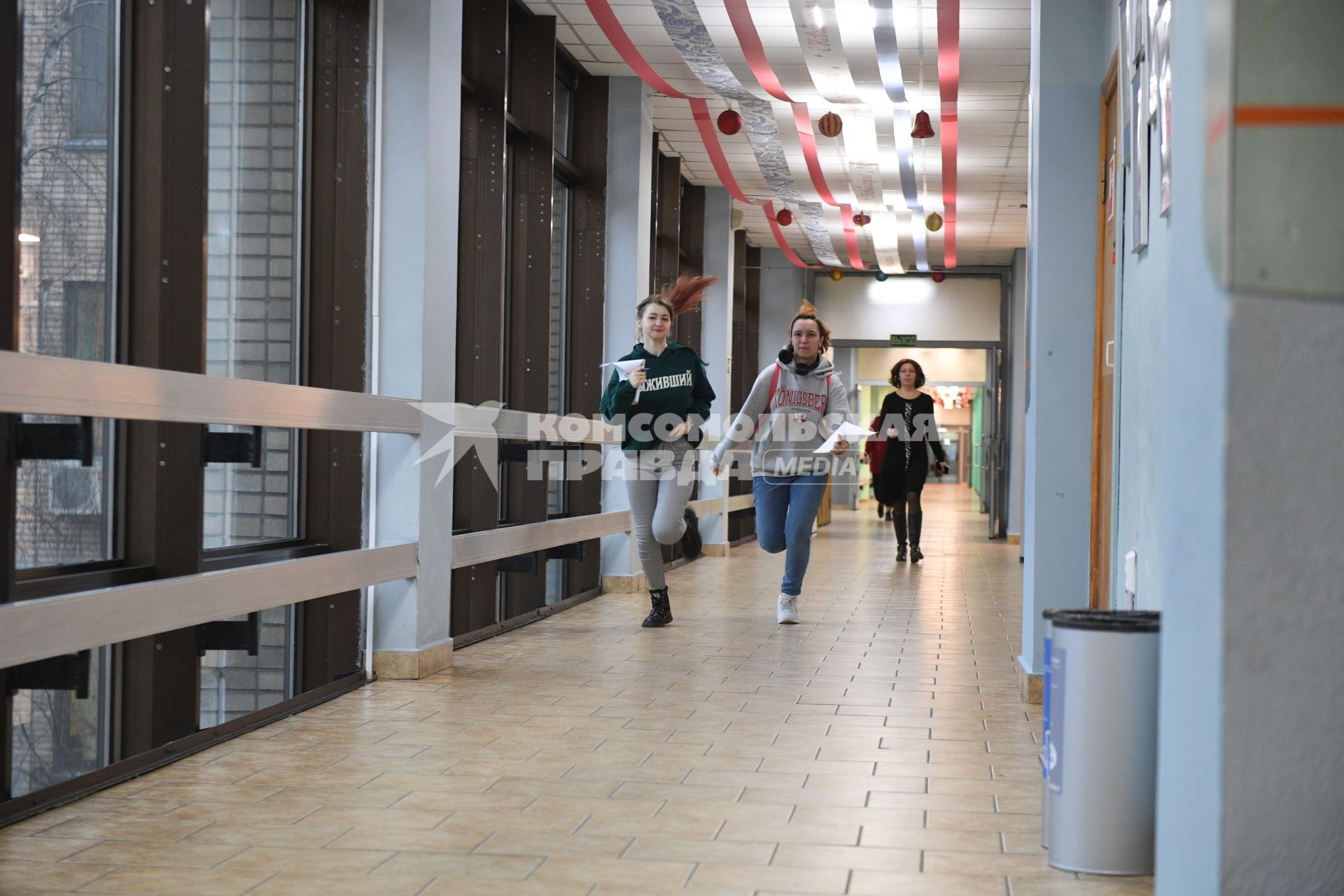 Москва. Дети в коридорах  Московского Дворца пионеров на Воробьевых горах.