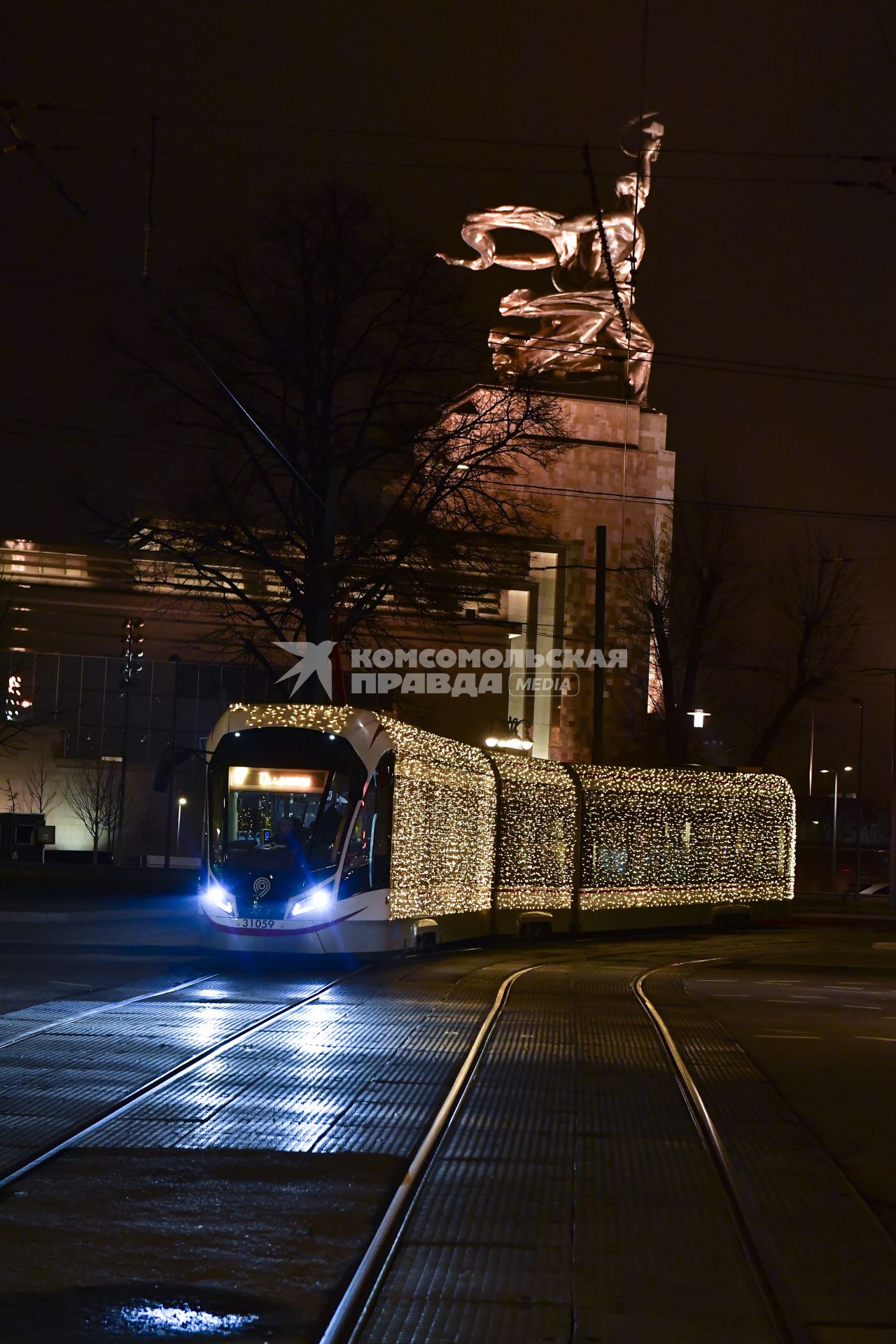 Москва.  Трамвай с новогодним оформлением на проспекте Мира.