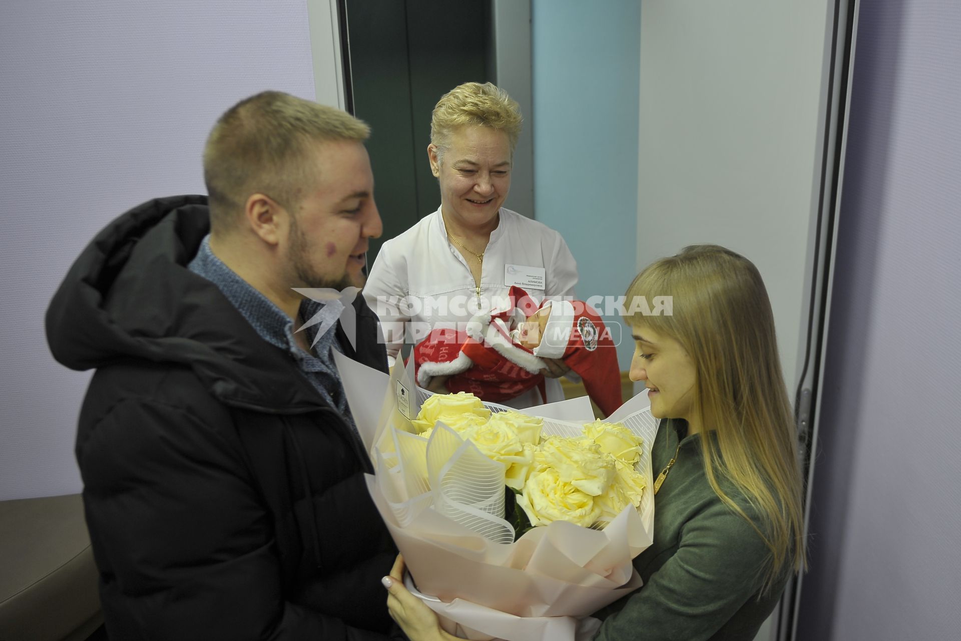 Екатеринбург. Выписка новорожденного ребенка из ЕКПЦ (Екатеринбургский клинический перинатальный центр). Все дети рожденные до и после нового года выписываются в новогодней шапочке и носке-мешочке