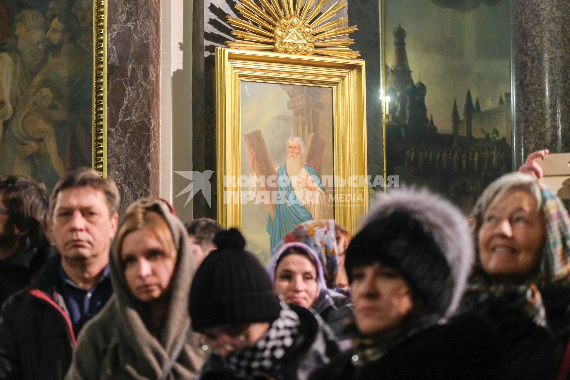 Санкт-Петербург.  Верующие во время Рождественского богослужения  в Казанском соборе.