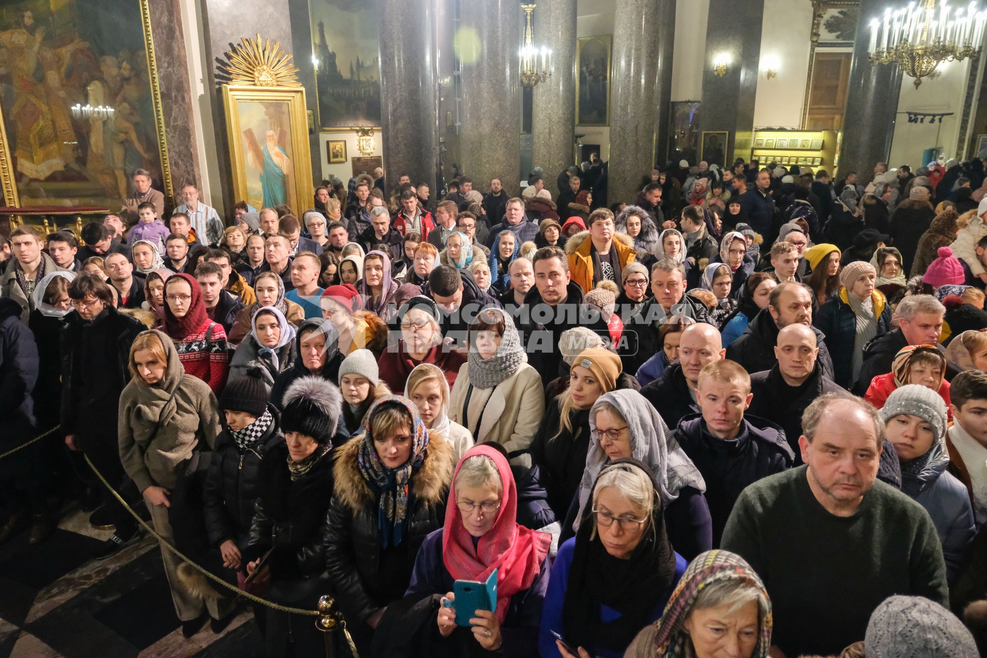 Санкт-Петербург.  Верующие во время Рождественского богослужения  в Казанском соборе.