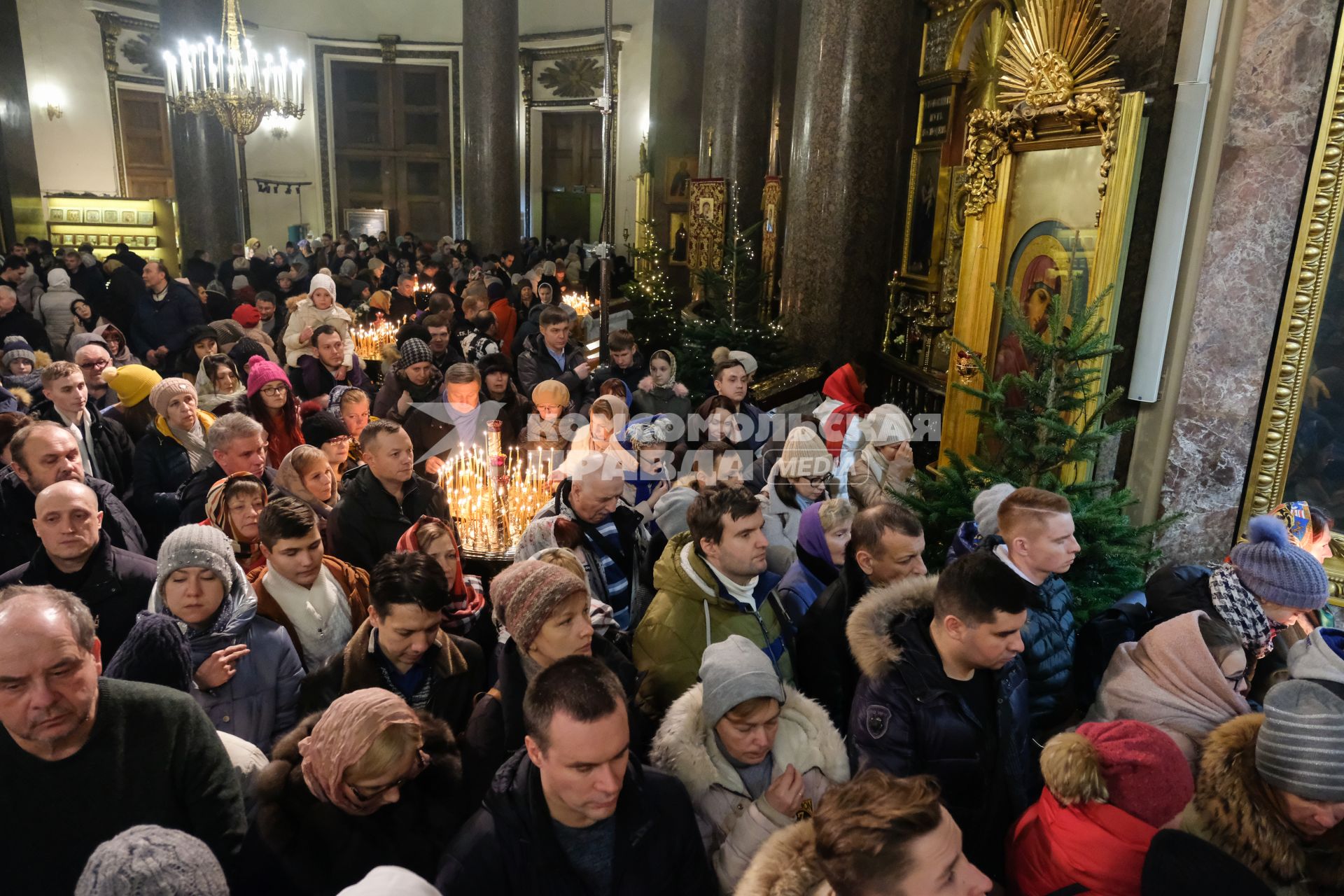 Санкт-Петербург.  Верующие во время Рождественского богослужения  в Казанском соборе.