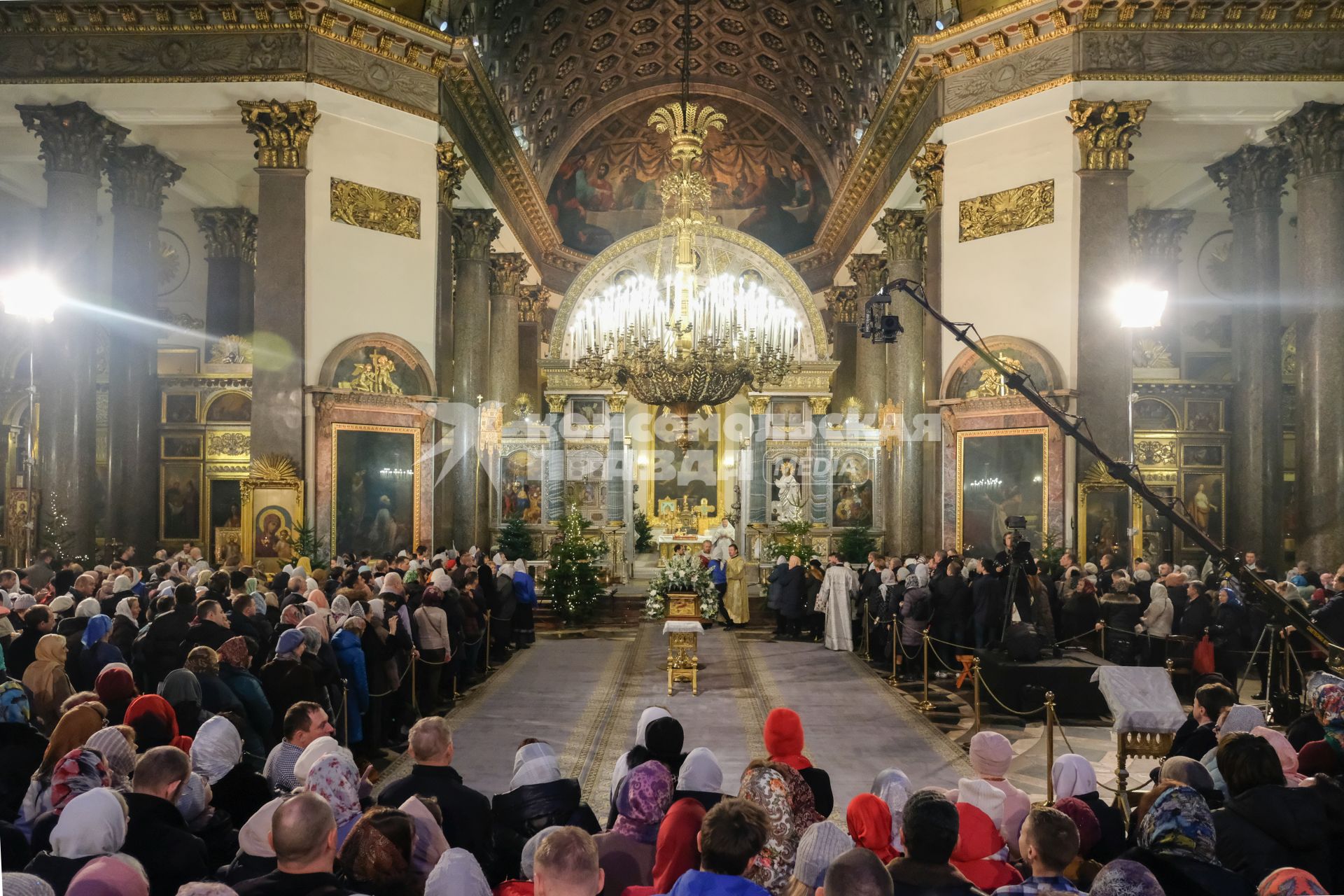 Санкт-Петербург.  Верующие во время Рождественского богослужения  в Казанском соборе.