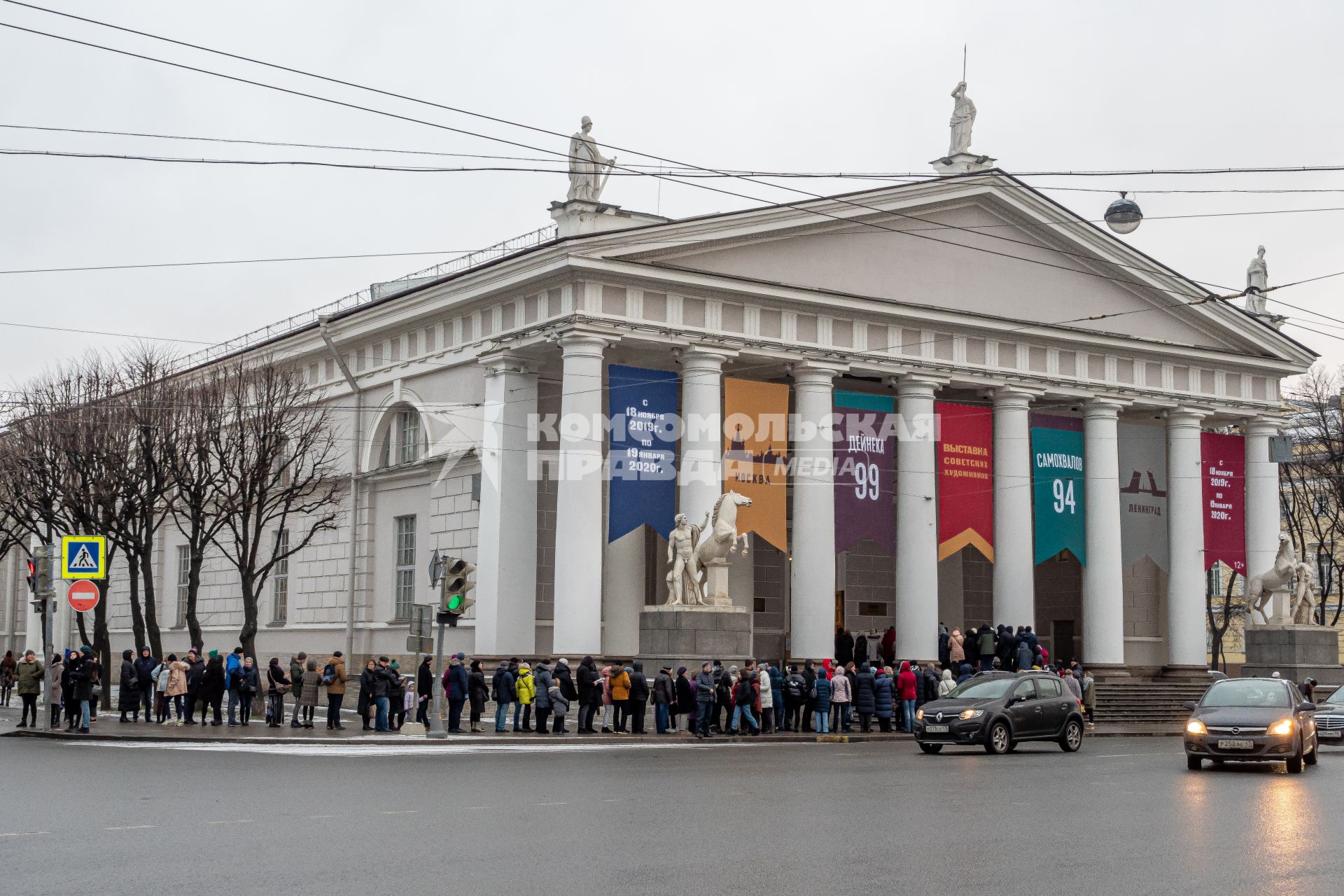 Санкт-Петербург. Очередь из посетителей в центральный выставочный зал `Манеж` в новогодние каникулы, где в эти дни проходит выставочный проект `Дейнека/Самохвалов`.