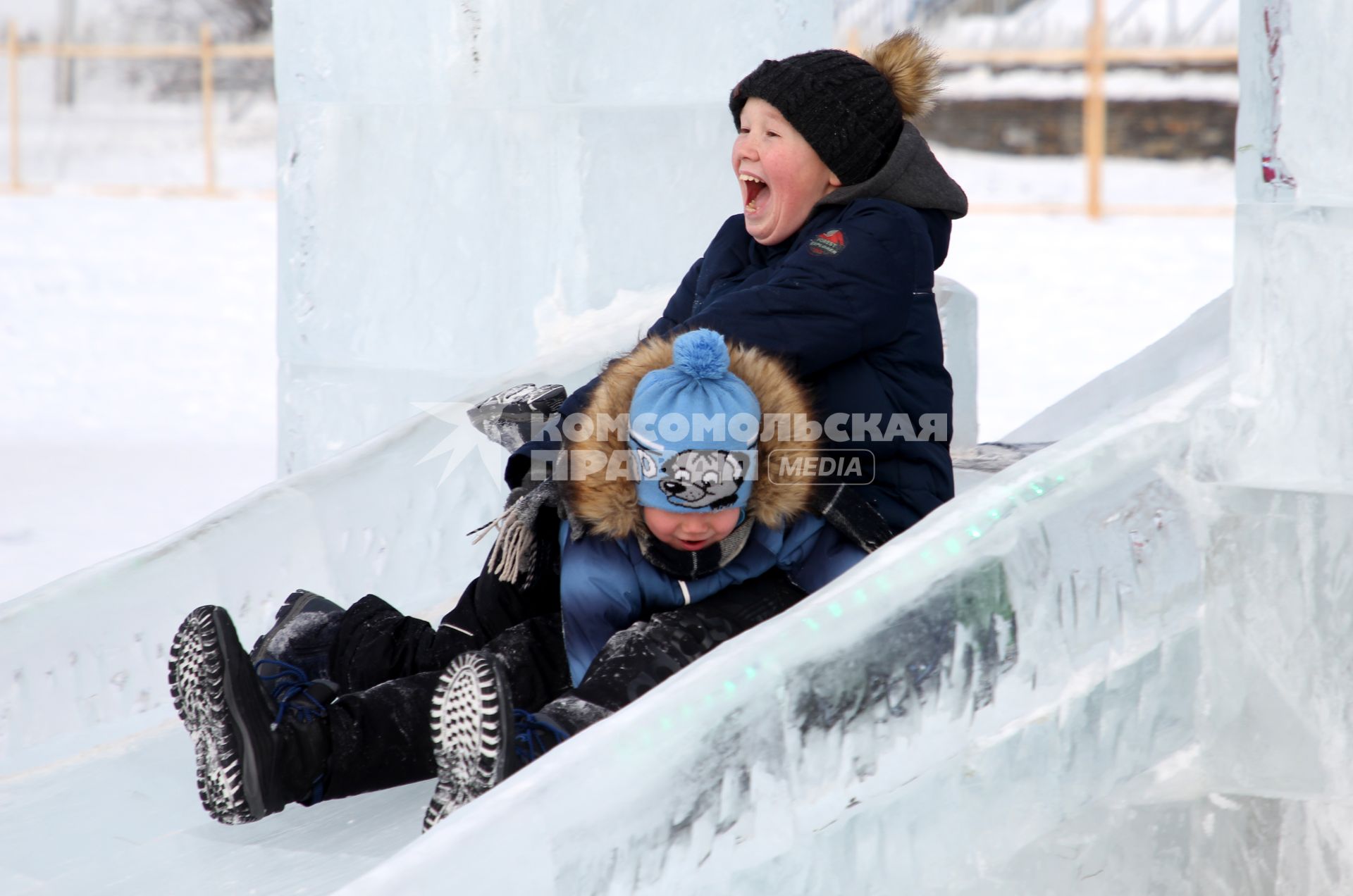 Байкал, Листвянка. Дети катаются с  ледяной горки.