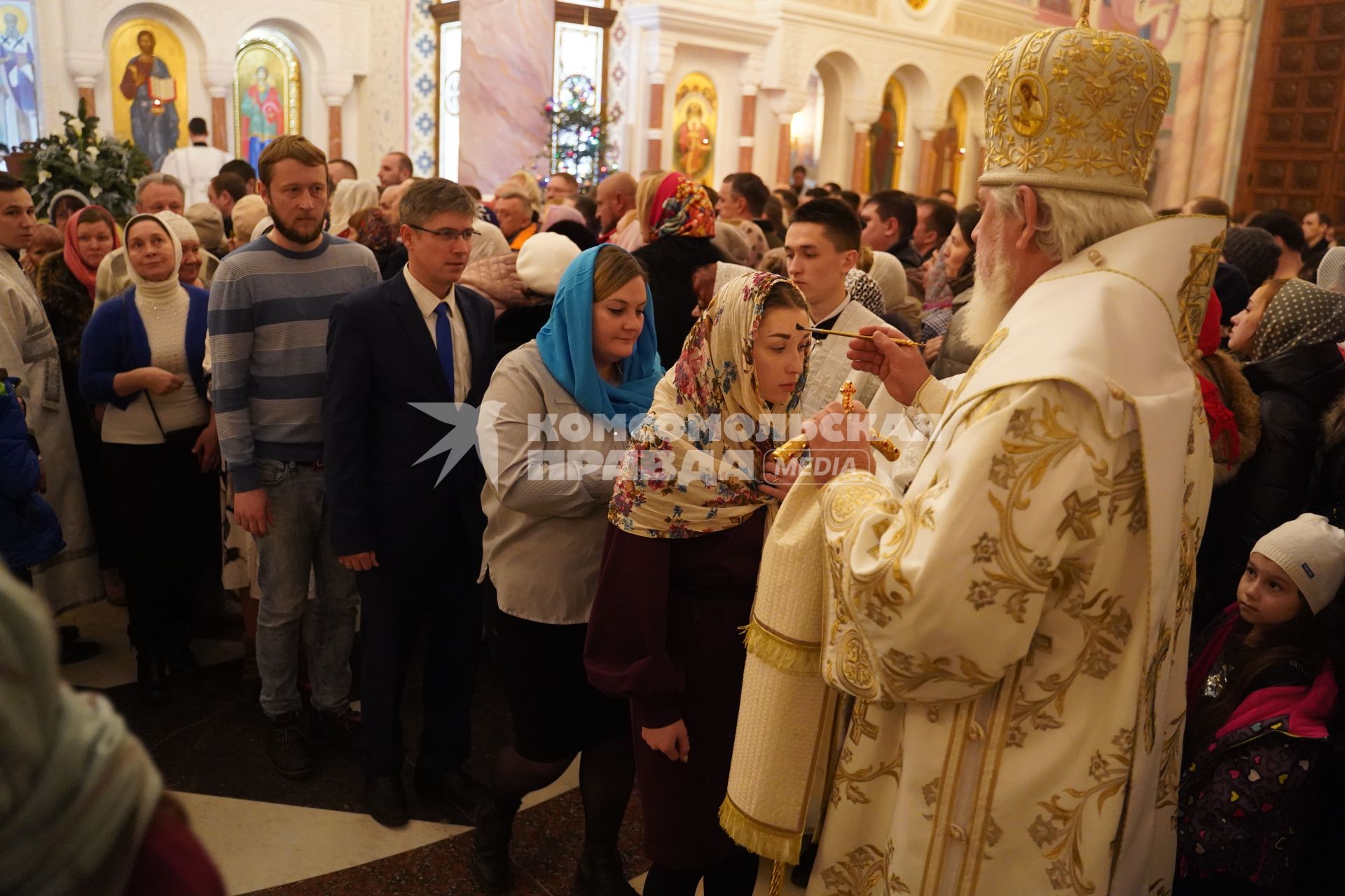 Самара. Митрополит Самарский и Новокуйбышевский Сергий провел службу в Софийском соборе в честь Рождества Христова.