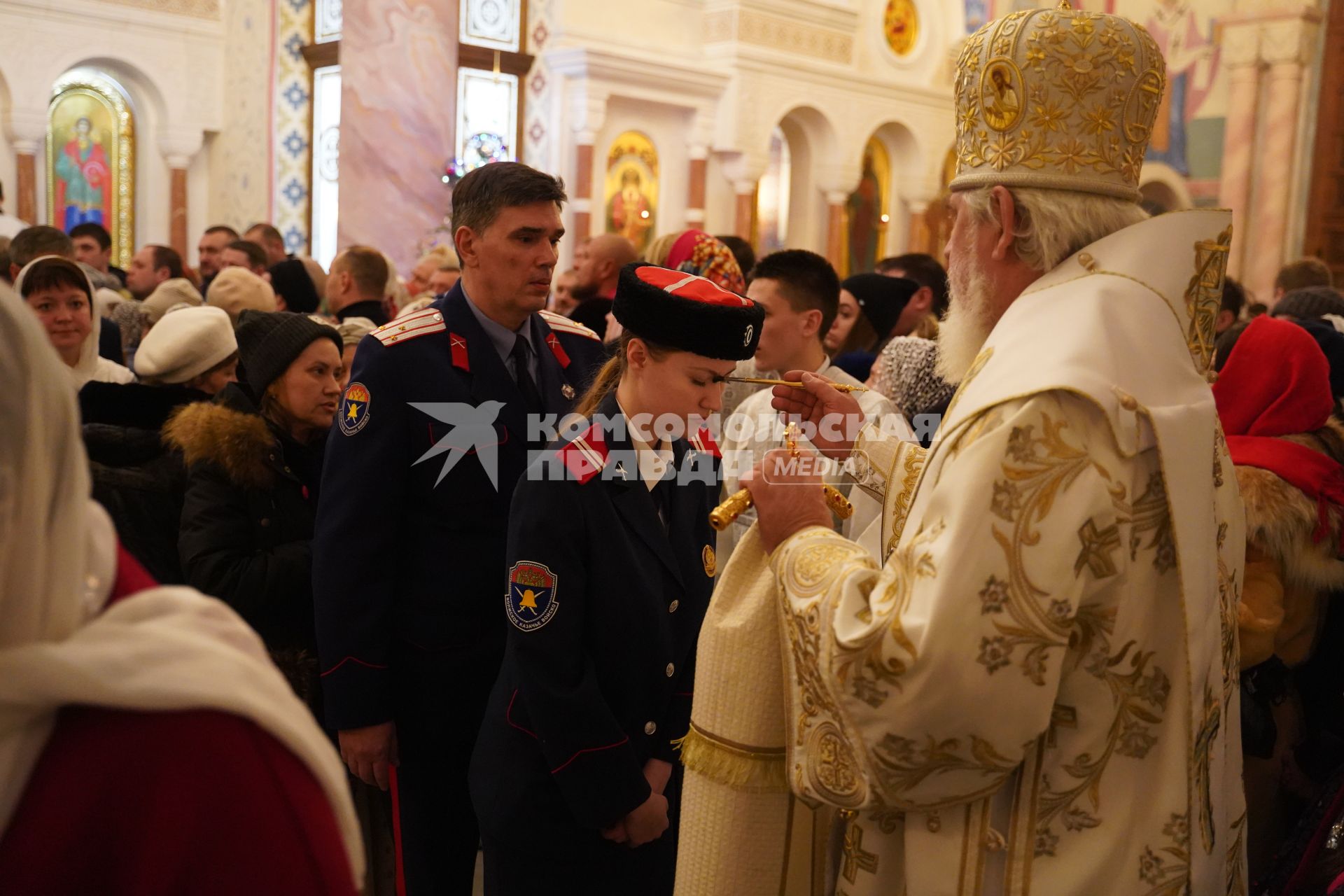 Самара. Митрополит Самарский и Новокуйбышевский Сергий провел службу в Софийском соборе в честь Рождества Христова.