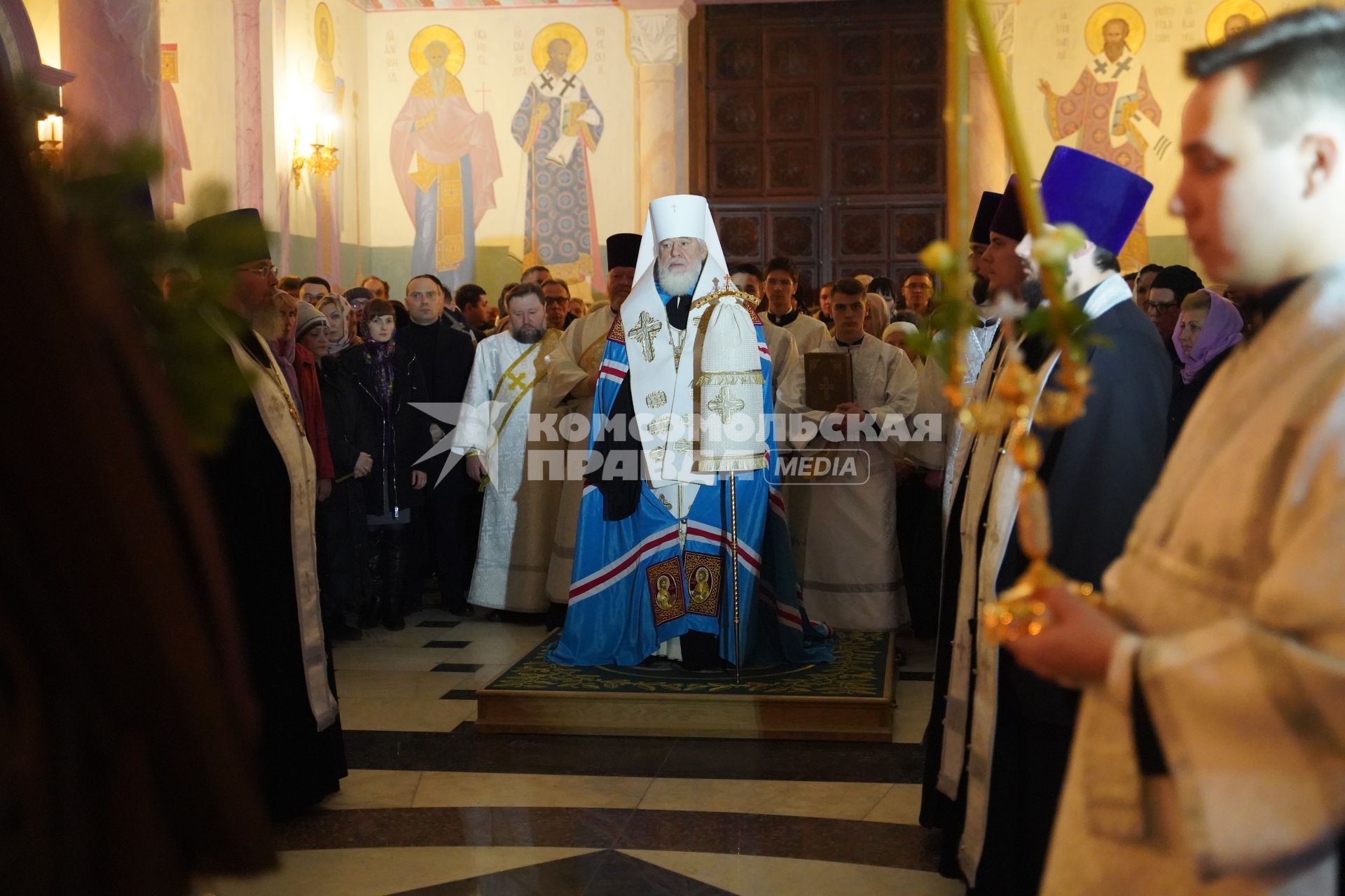 Самара. Митрополит Самарский и Новокуйбышевский Сергий провел службу в Софийском соборе в честь Рождества Христова.