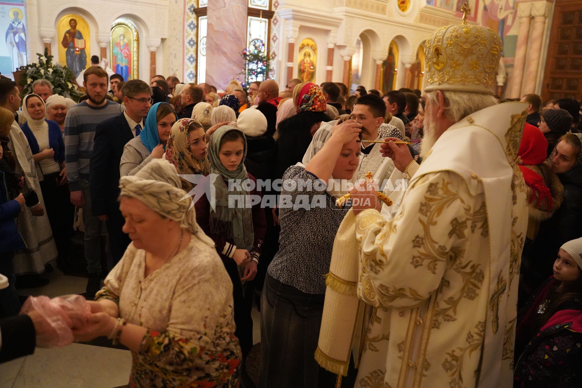 Самара. Митрополит Самарский и Новокуйбышевский Сергий провел службу в Софийском соборе в честь Рождества Христова.