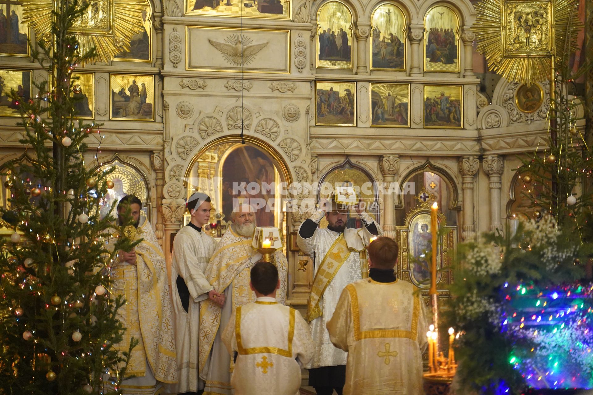 Самара. Митрополит Самарский и Новокуйбышевский Сергий провел службу в Софийском соборе в честь Рождества Христова.