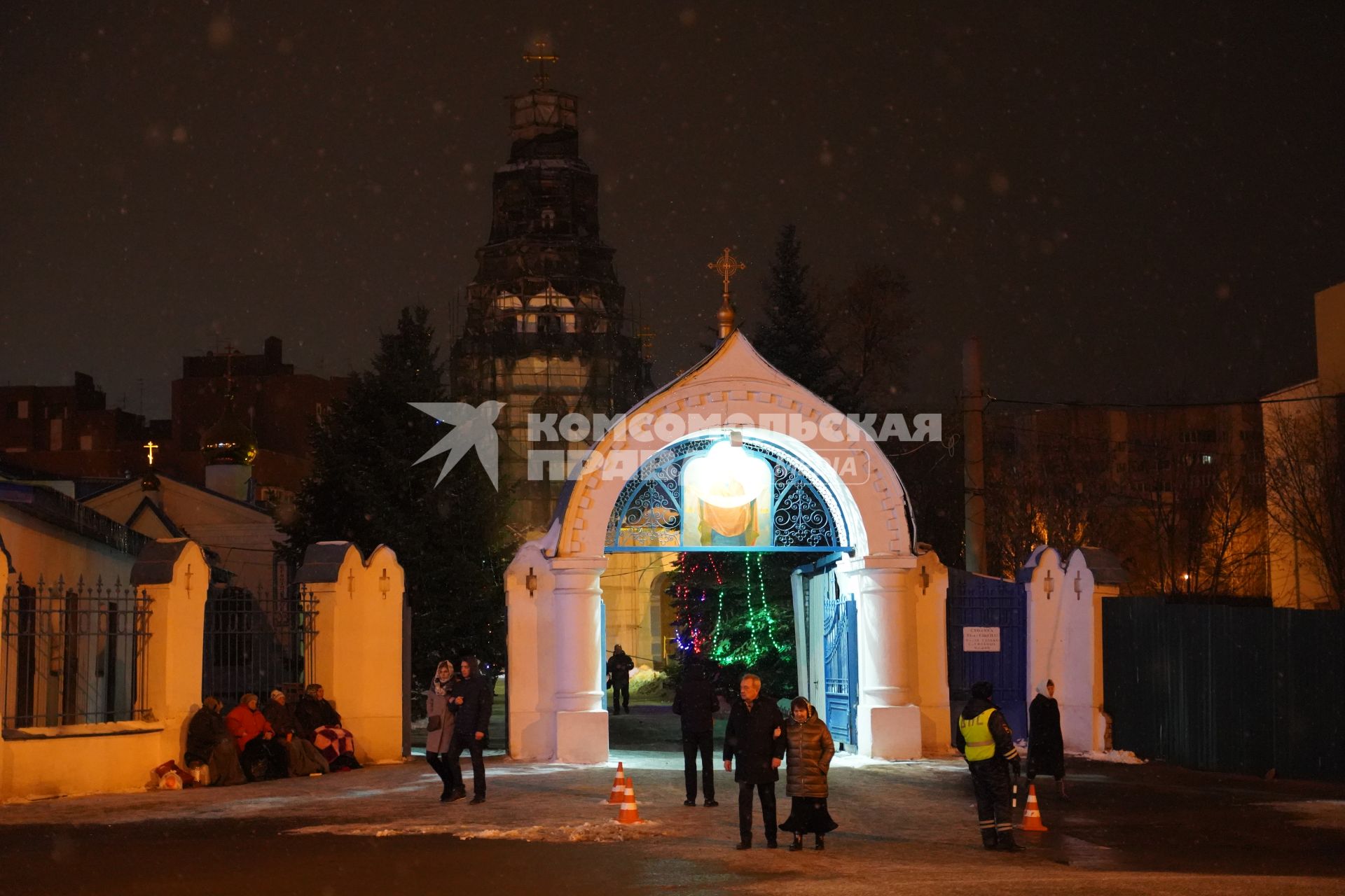 Самара. Прихожане перед Софийским собором.