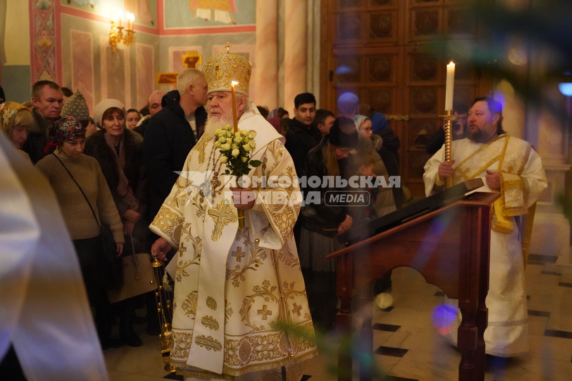 Самара. Митрополит Самарский и Новокуйбышевский Сергий провел службу в Софийском соборе в честь Рождества Христова.