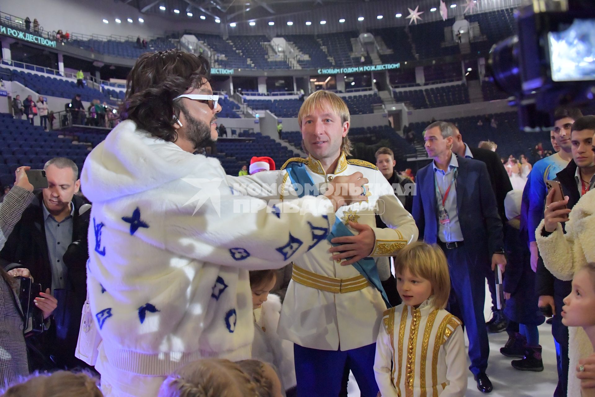 Москва.   Певец Филипп Киркоров и фигурист Евгений Плющенко с сыном Александром (слева направо) на ледовом шоу `Золушка` в `ВТБ Арене`.