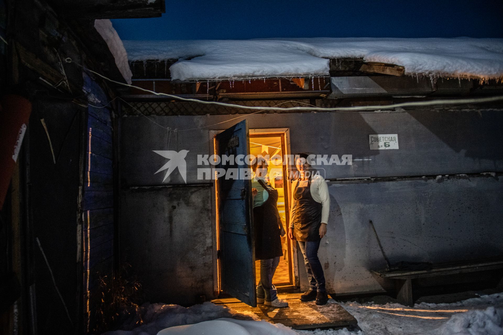 Магаданская область. Сотрудницы столовой  золотодобывающей артели `Диана` на ключе Родионовский.