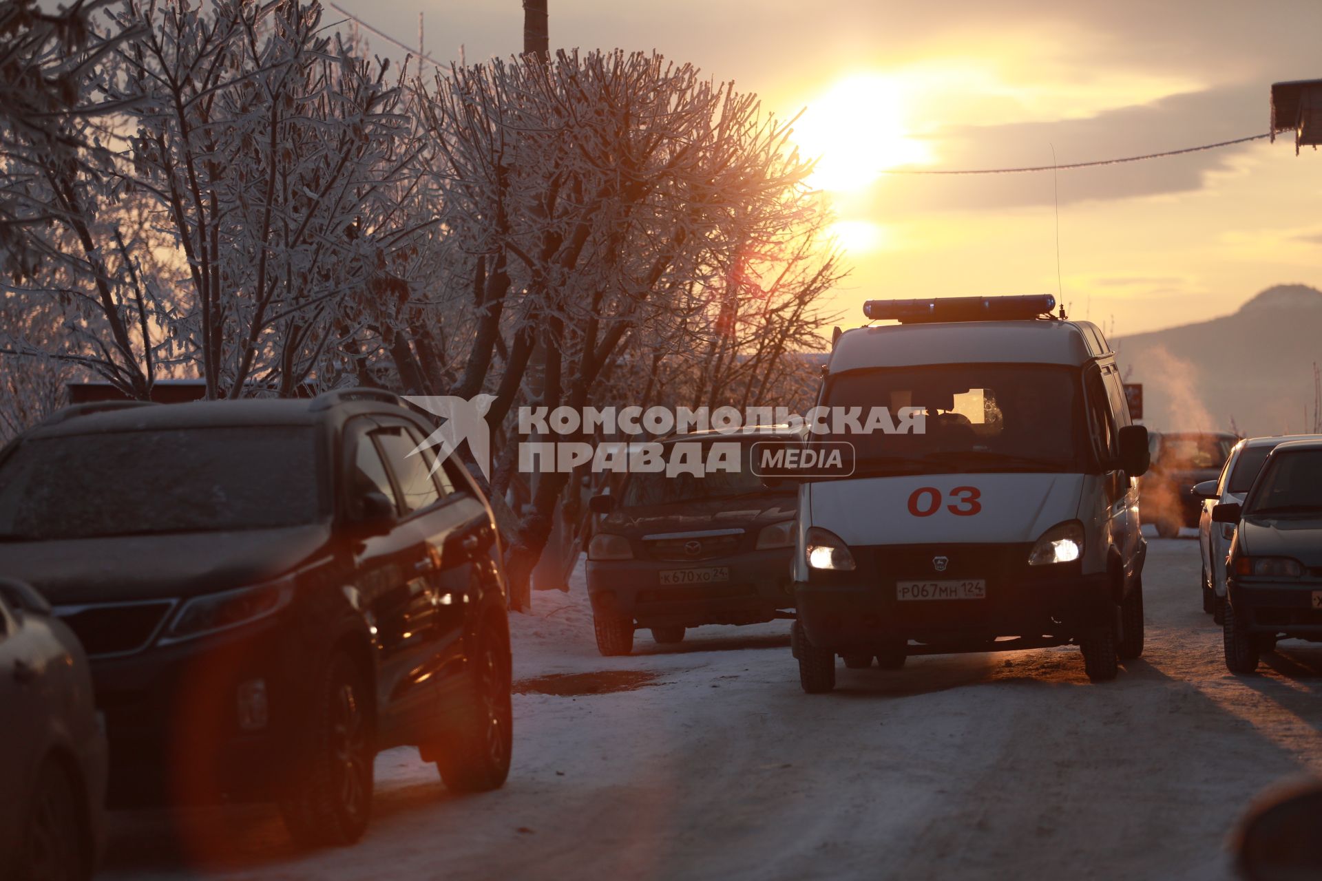 Красноярск. Автомобиль скорой помощи на одной из улиц города.