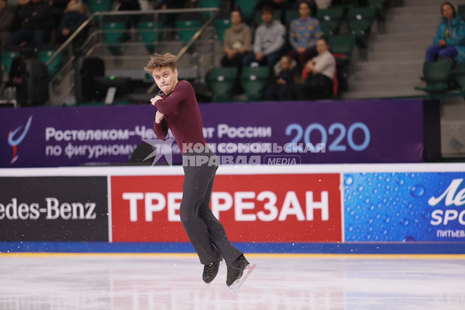 Красноярск.  Спортсмен Владислав Катичев  во время выступления в короткой программе мужского одиночного катания на чемпионате России по фигурному катанию в ледовом дворце `Платинум Арена Красноярск`.