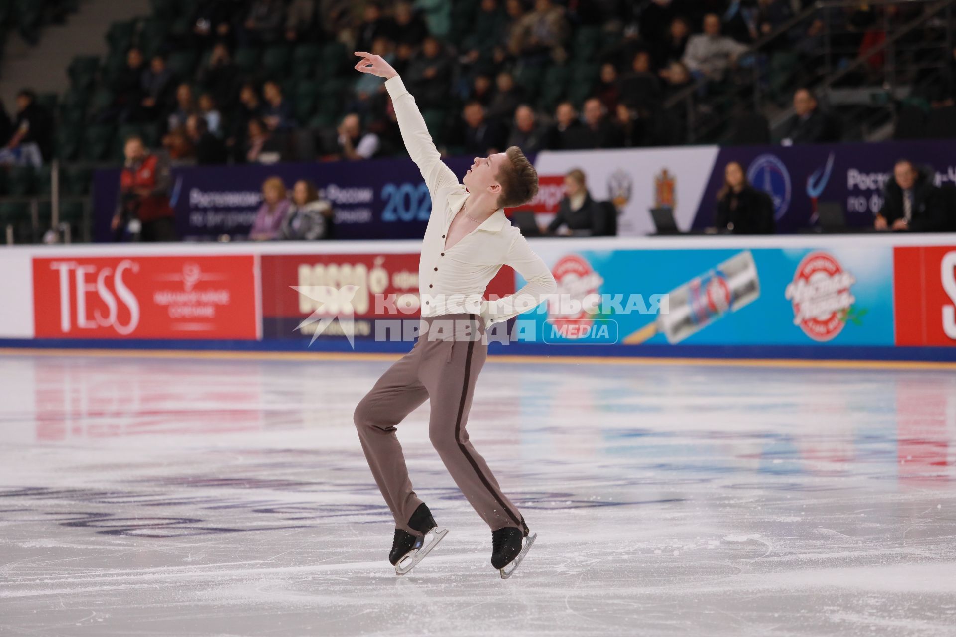 Красноярск.  Спортсмен Андрей Мозалев  во время выступления в короткой программе мужского одиночного катания на чемпионате России по фигурному катанию в ледовом дворце `Платинум Арена Красноярск`.