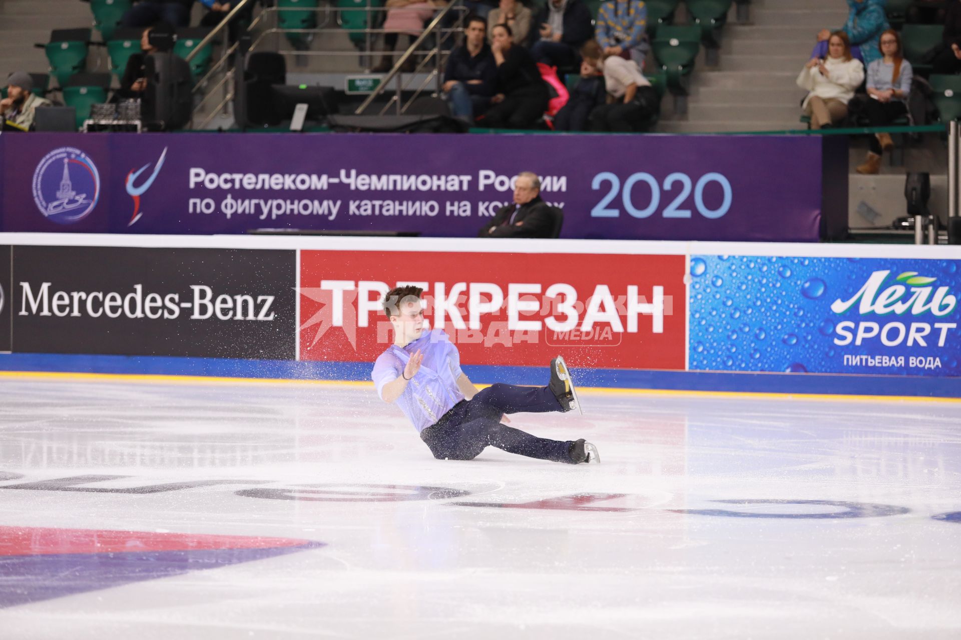 Красноярск. Спортсмен Владимир Самойлов во время выступления в короткой программе мужского одиночного катания на чемпионате России по фигурному катанию в ледовом дворце `Платинум Арена Красноярск`.