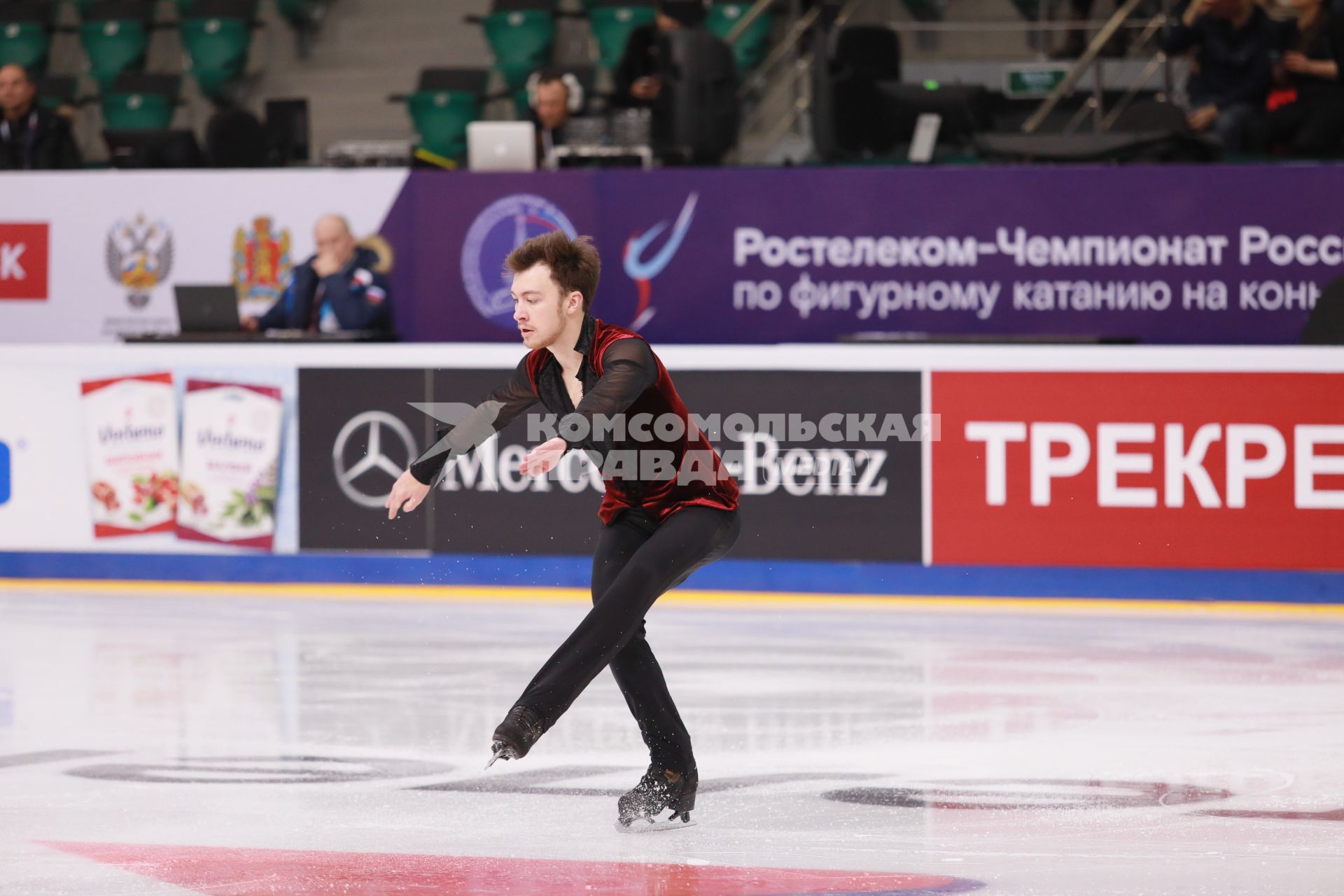 Красноярск.  Спортсмен Дмитрий Алиев во время выступления в короткой программе мужского одиночного катания на чемпионате России по фигурному катанию в ледовом дворце `Платинум Арена Красноярск`.