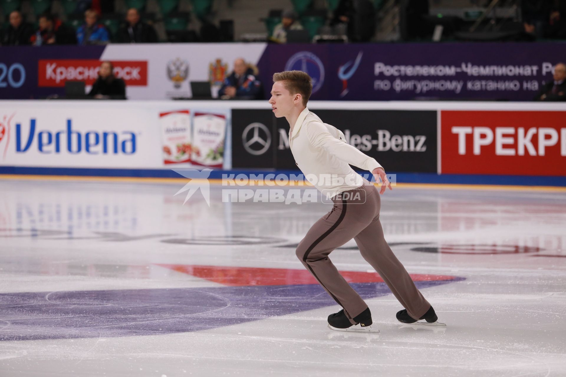 Красноярск.  Спортсмен Андрей Мозалев  во время выступления в короткой программе мужского одиночного катания на чемпионате России по фигурному катанию в ледовом дворце `Платинум Арена Красноярск`.