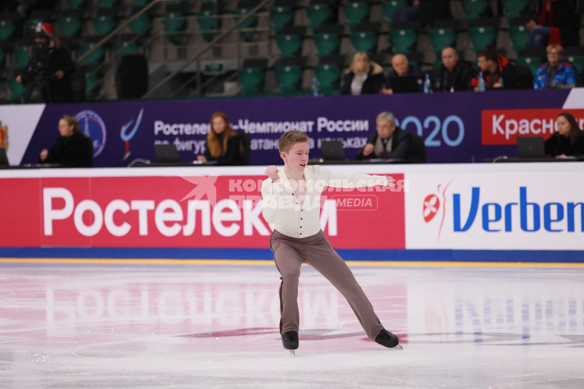 Красноярск.  Спортсмен Андрей Мозалев  во время выступления в короткой программе мужского одиночного катания на чемпионате России по фигурному катанию в ледовом дворце `Платинум Арена Красноярск`.