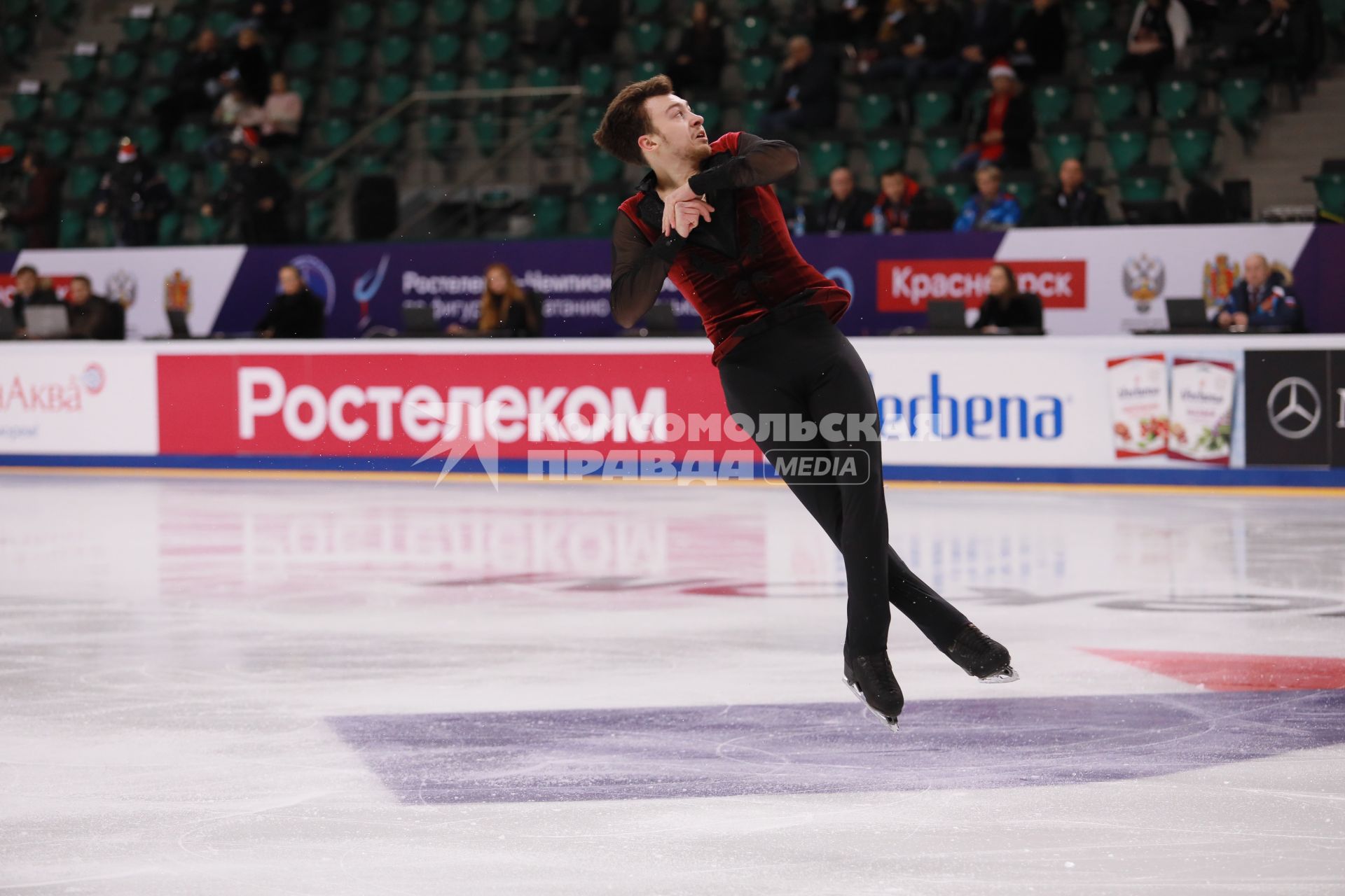 Красноярск.  Спортсмен Дмитрий Алиев во время выступления в короткой программе мужского одиночного катания на чемпионате России по фигурному катанию в ледовом дворце `Платинум Арена Красноярск`.