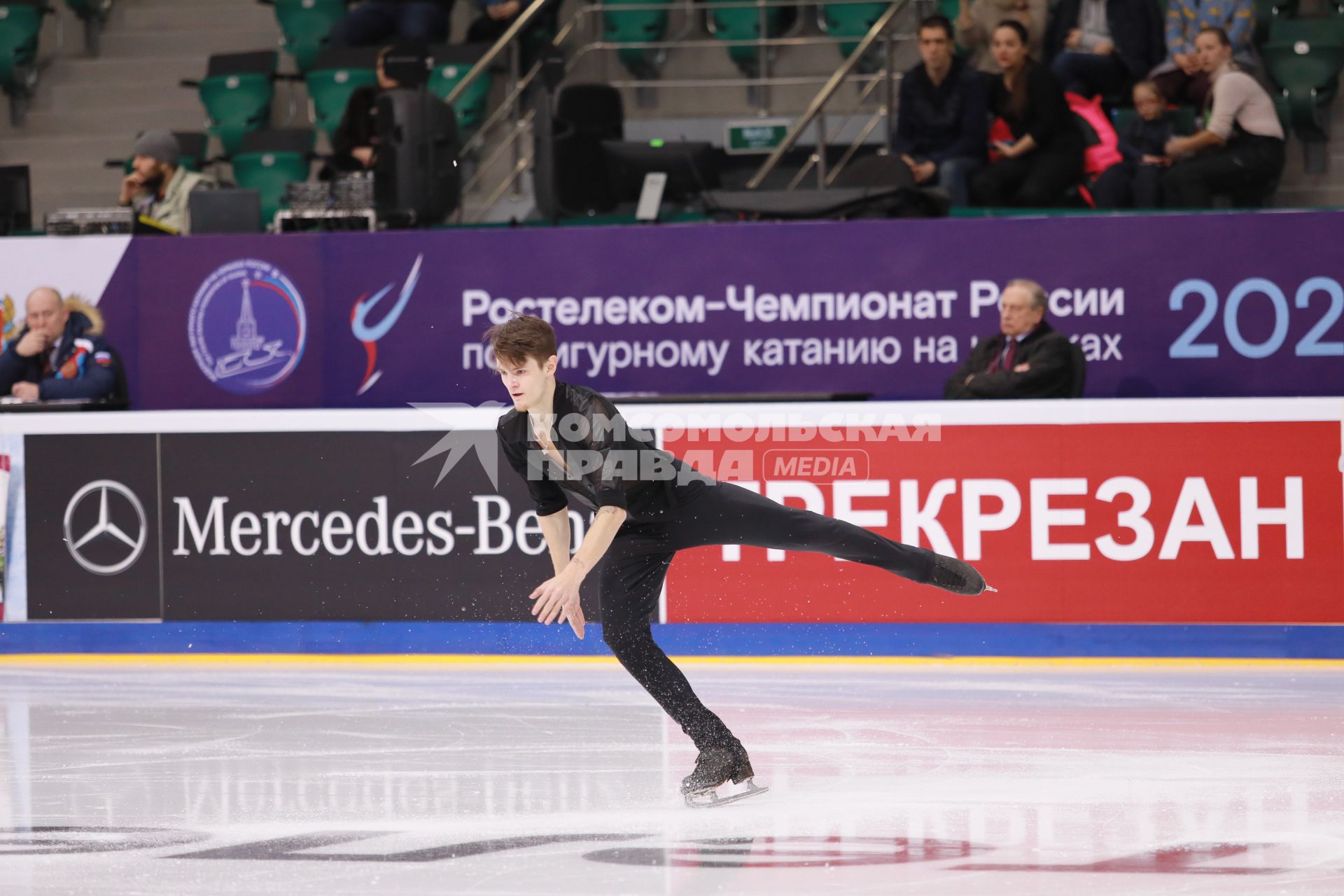 Красноярск.   Фигурист Андрей Зубер  во время выступления в короткой программе мужского одиночного катания на чемпионате России по фигурному катанию в ледовом дворце `Платинум Арена Красноярск`.