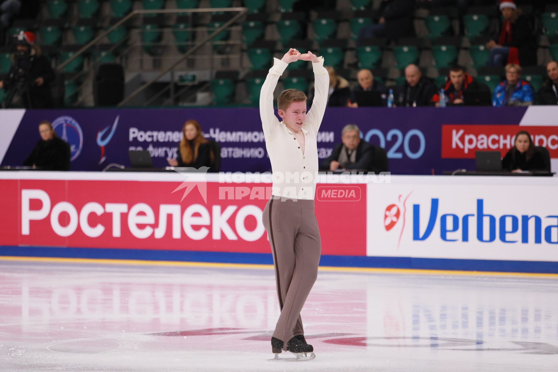 Красноярск.  Спортсмен Андрей Мозалев  во время выступления в короткой программе мужского одиночного катания на чемпионате России по фигурному катанию в ледовом дворце `Платинум Арена Красноярск`.