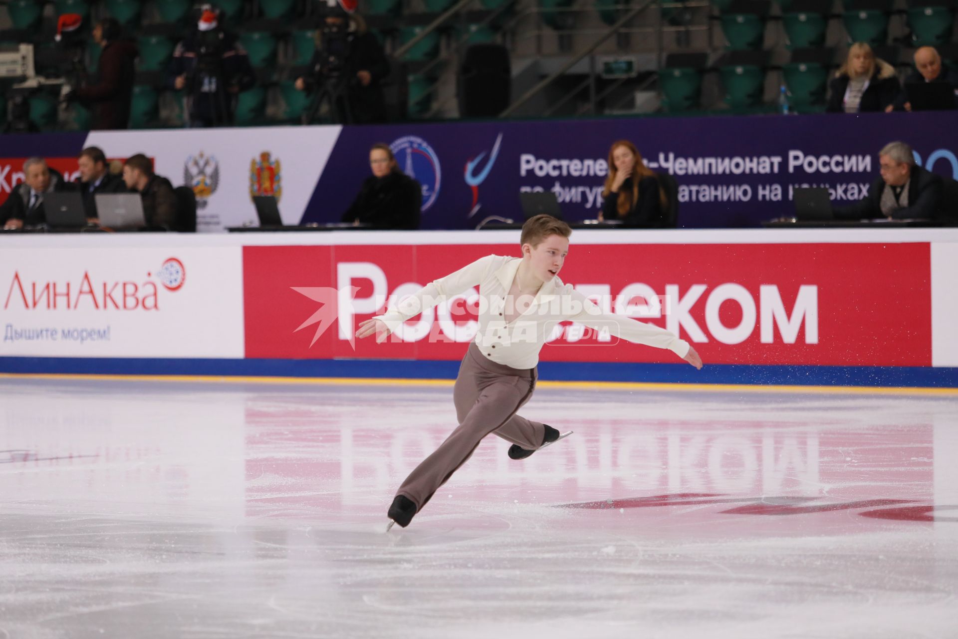 Красноярск.  Спортсмен Андрей Мозалев  во время выступления в короткой программе мужского одиночного катания на чемпионате России по фигурному катанию в ледовом дворце `Платинум Арена Красноярск`.