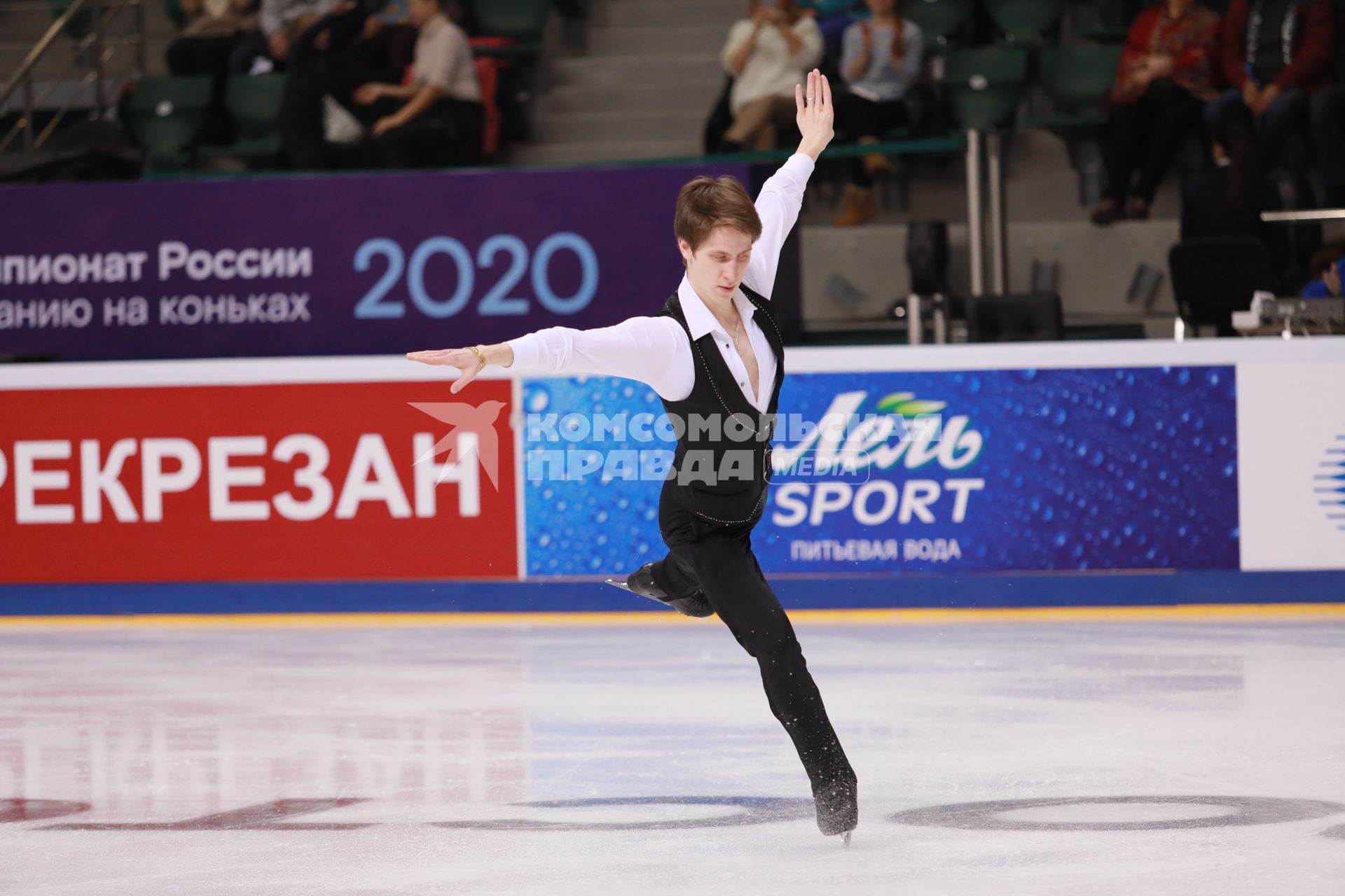 Красноярск. Спортсмен Андрей Лазукин  во время выступления в короткой программе мужского одиночного катания на чемпионате России по фигурному катанию в ледовом дворце `Платинум Арена Красноярск`.