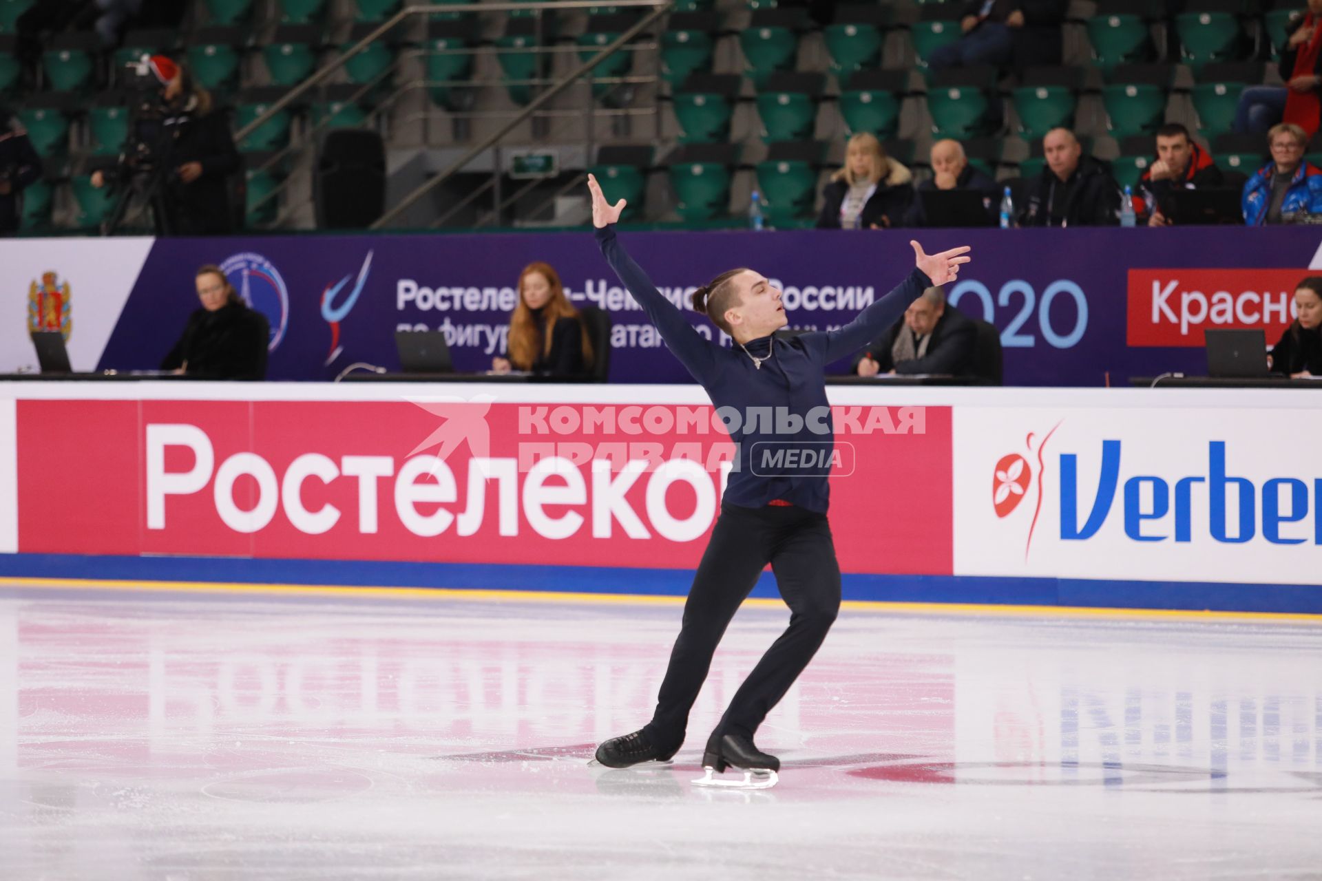 Красноярск.  Спортсмен Антон Шулепов во время выступления в короткой программе мужского одиночного катания на чемпионате России по фигурному катанию в ледовом дворце `Платинум Арена Красноярск`.