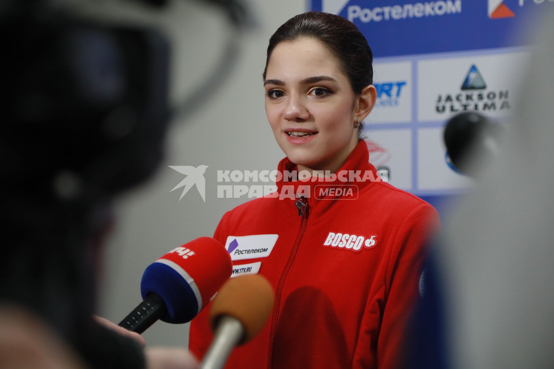 Красноярск. Фигуристка Евгения Медведева после выступления в женском одиночном катании на ЧР по фигурному катанию.