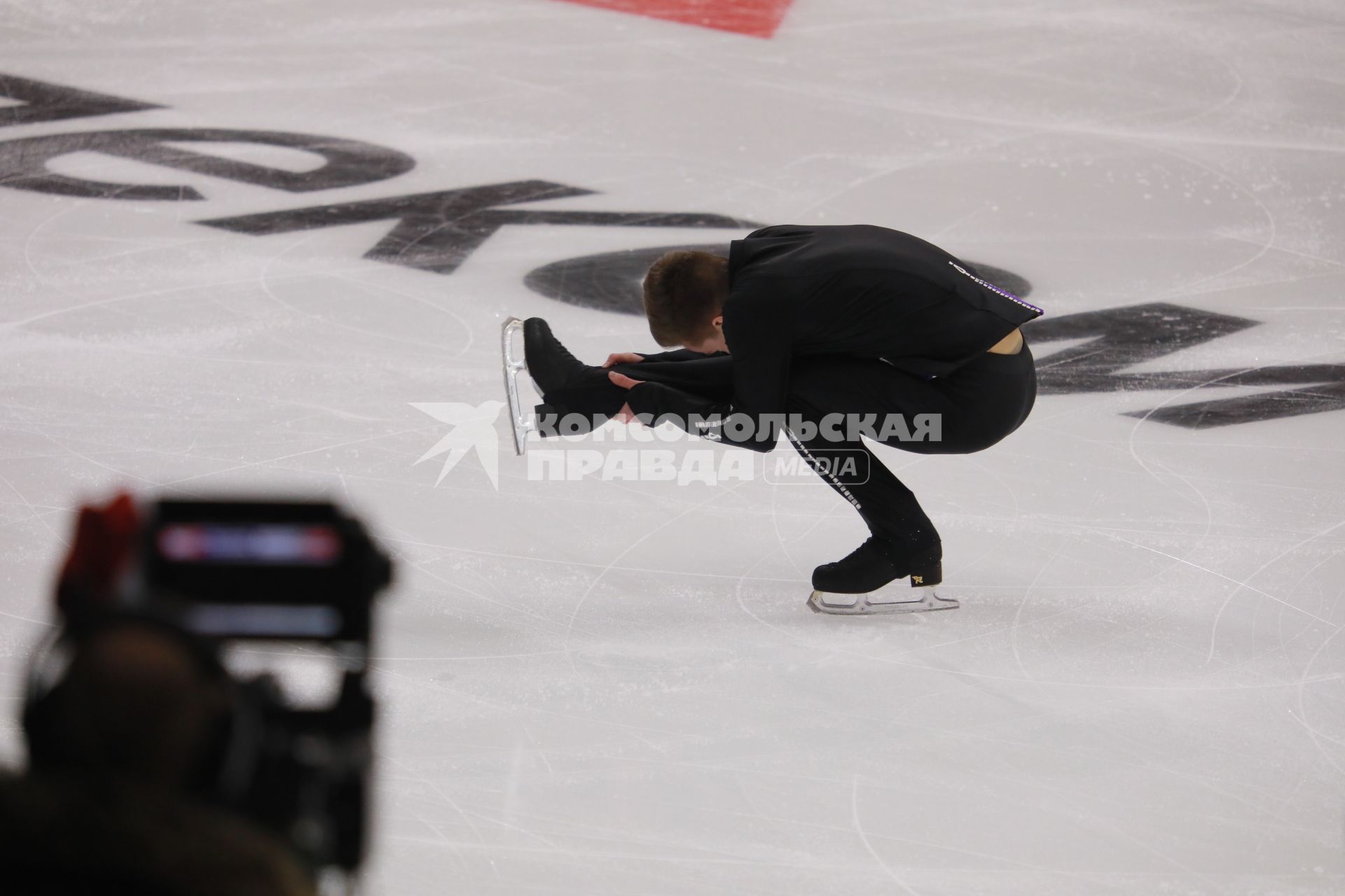 Красноярск.  Спортсмен  Андрей Мозалев во время выступления в произвольной программе мужского одиночного катания на чемпионате России по фигурному катанию в ледовом дворце `Платинум Арена Красноярск`.