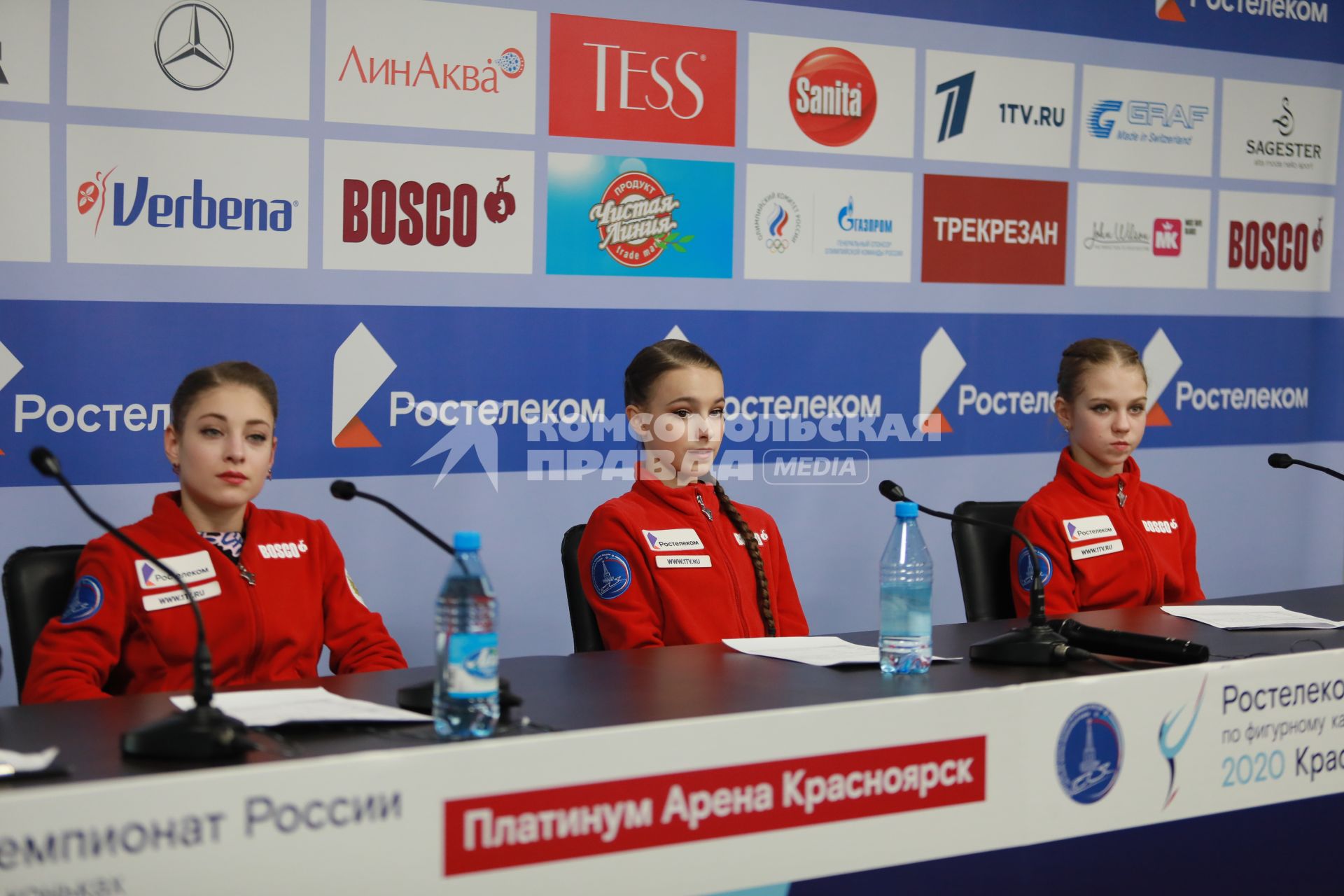 Красноярск. Спортсменка Алена Косторная, Анна Щербакова и  Александра Трусова (слева направо) во время итоговой пресс-конференции после выступления  в произвольной программе женского одиночного катания на чемпионате России по фигурному катанию в ледовом дворце `Платинум Арена Красноярск`.